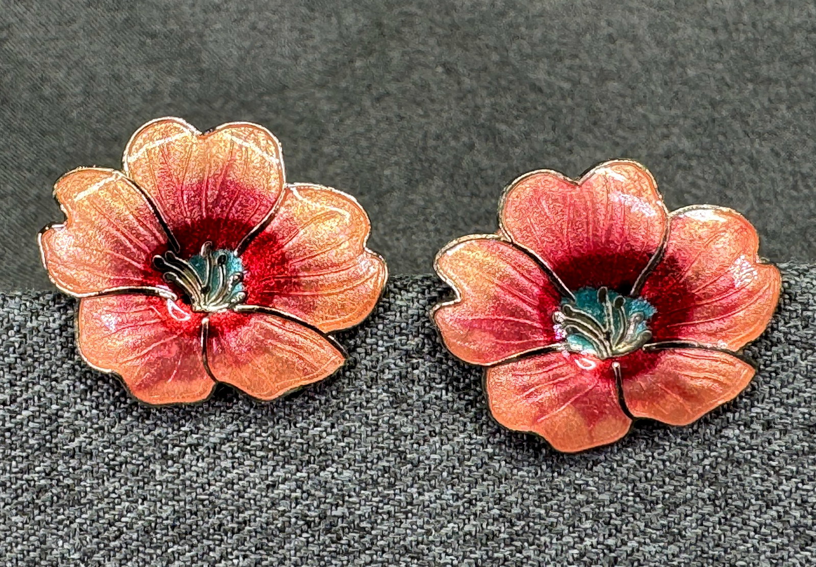 Vintage Cloisonné Enamel Hibiscus Flower Stud Earrings. *i: Vintage Cloisonné Enamel Hibiscus Flower Stud Earrings. Unmarked. For measures please refer to the pictures taken with a measuring tape. Weight: 10 Grams. IN HOUSE FLAT SHIPPING & HANDLING COST WITHI