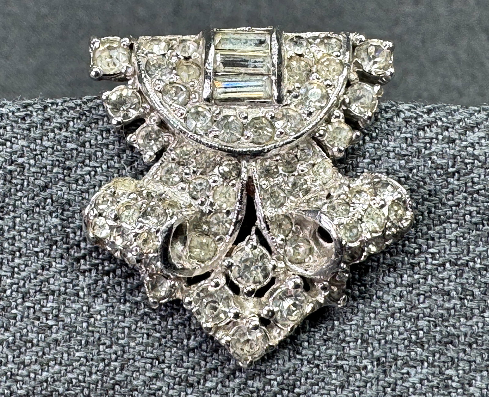 Antique Art Deco Dress Clip Brooch. Clear Rhinestone, Silver-Tone. *i: Antique Art Deco Dress Clip Brooch. Clear Rhinestone, Silver-Tone. Unarked. For measures please refer to the pictures taken with a measuring tape. IN HOUSE FLAT SHIPPING & HANDLING COST WITHIN ALL THE