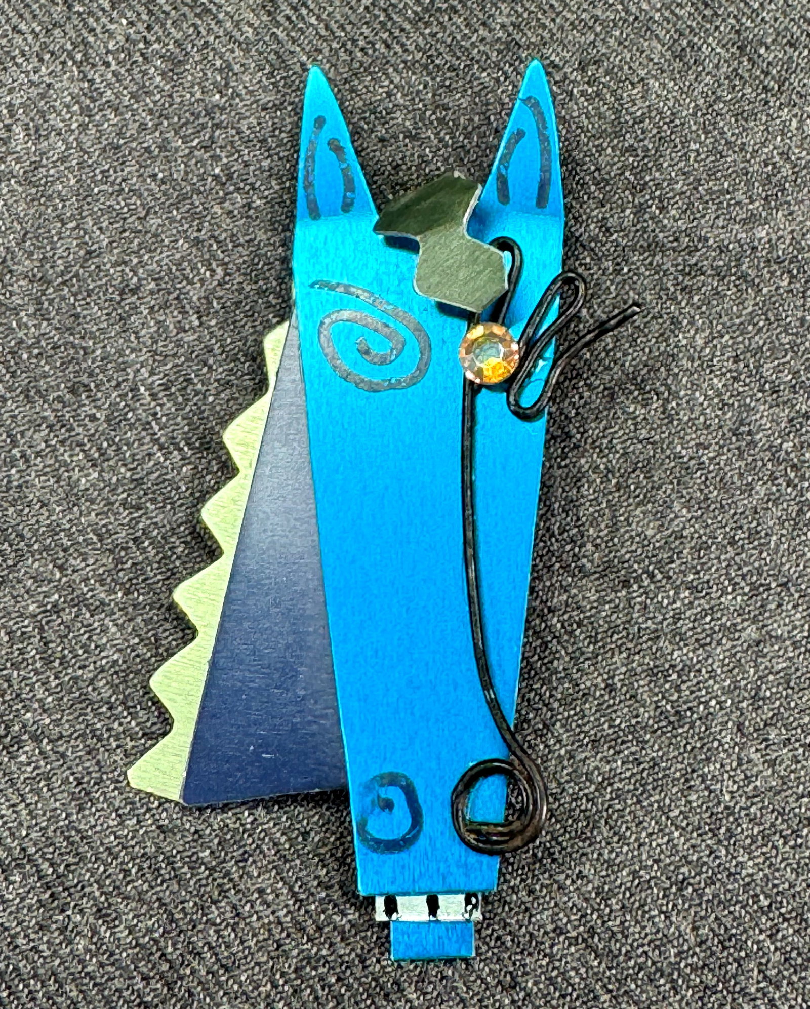 Vintage Handmade Folk Art Mixed-Media Metal Horse Face Brooch. *i: Vintage Handmade Folk Art Mixed-Media Metal Horse Face Brooch. Unmarked. For measures please refer to the pictures taken with a measuring tape. Weight: 4 Grams. IN HOUSE FLAT SHIPPING & HANDLING COST 