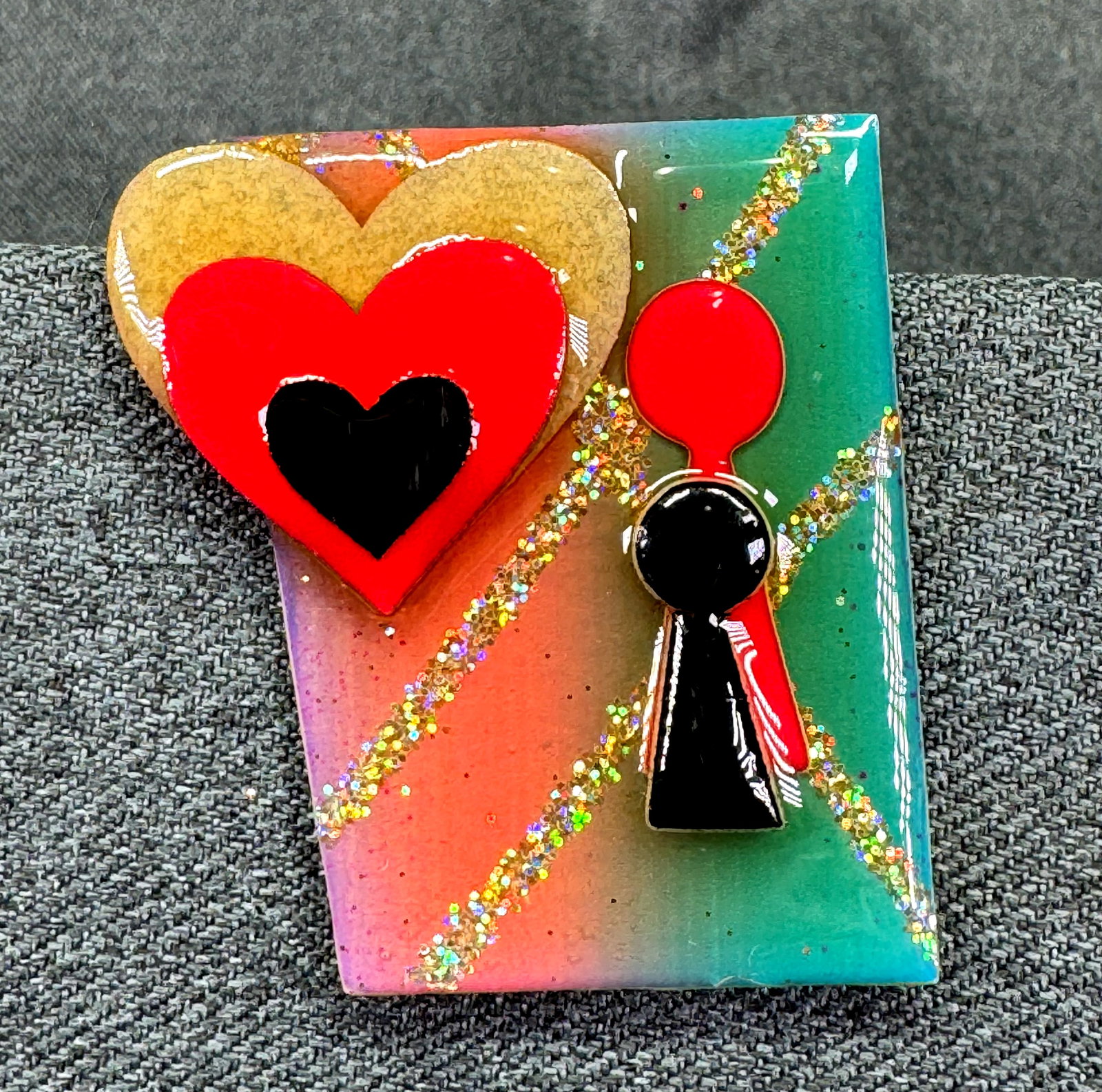 Vintage Lucinda Yates "People Pin" Hearts & Figurine Brooch Pin. *i: Vintage Lucinda Yates "People Pin" Hearts & Figurine Brooch Pin. Paper label. For measures please refer to the pictures taken with a measuring tape. Weight: 8 Grams. IN HOUSE FLAT SHIPPING & HANDLING 