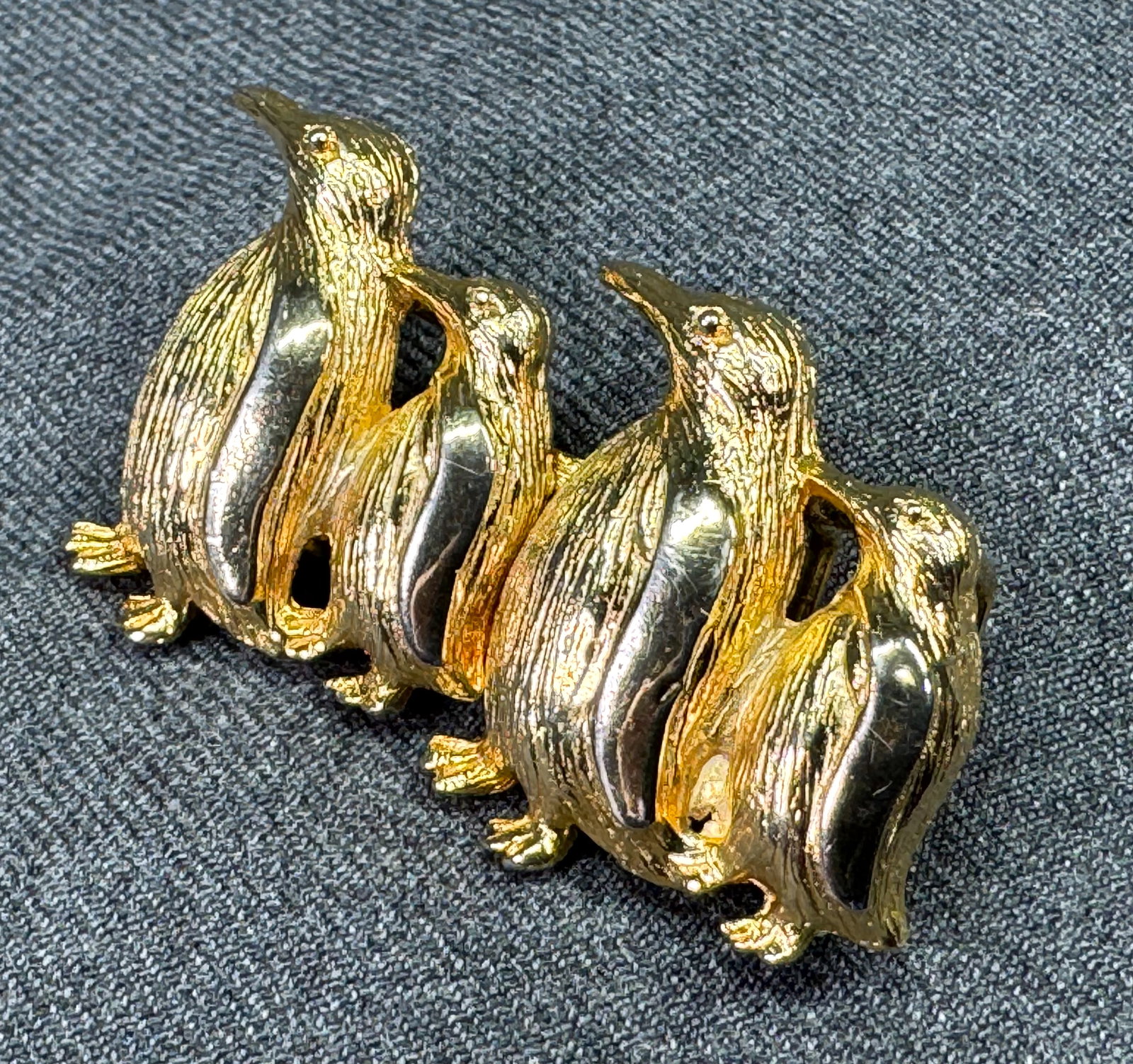 Vintage 1981 Jeanne Bouchever Penguin Huddle Interlocking Belt Buckle. Gold-tone. *i: Vintage 1981 Jeanne Bouchever Penguin Huddle Interlocking Belt Buckle. Gold-tone. Marked. For measures please refer to the pictures taken with a measuring tape. Weight: 30 Grams. IN HOUSE FLAT SHIPPIN