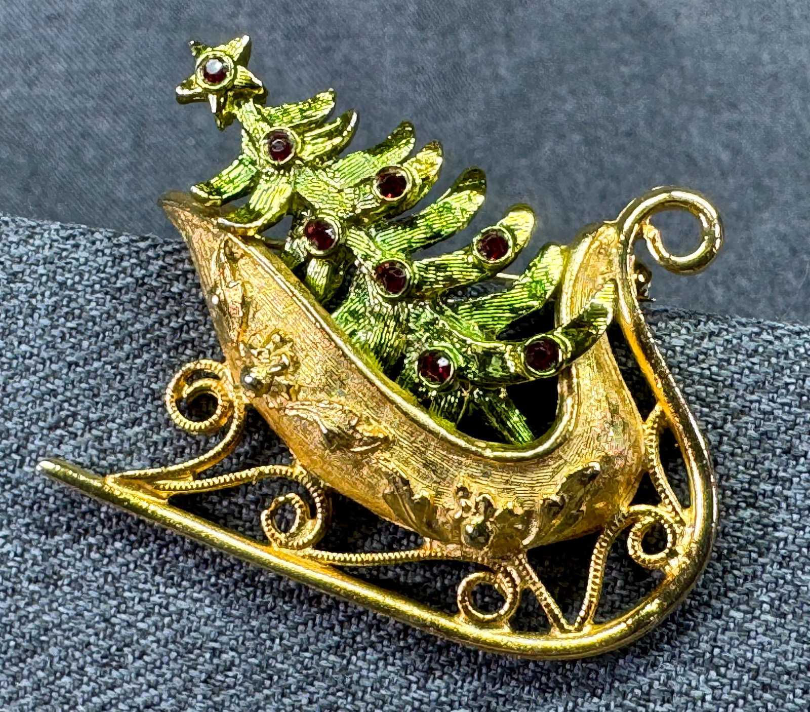Vintage MYLU Christmas Sleigh Brooch Pin. Enamel Tree Crystals Gold-tone. *i: Vintage MYLU Christmas Sleigh Brooch Pin. Enamel Tree Crystals Gold-tone. Marked. For measures please refer to the pictures taken with a measuring tape. Weight: 16 Grams. IN HOUSE FLAT SHIPPING & HAND