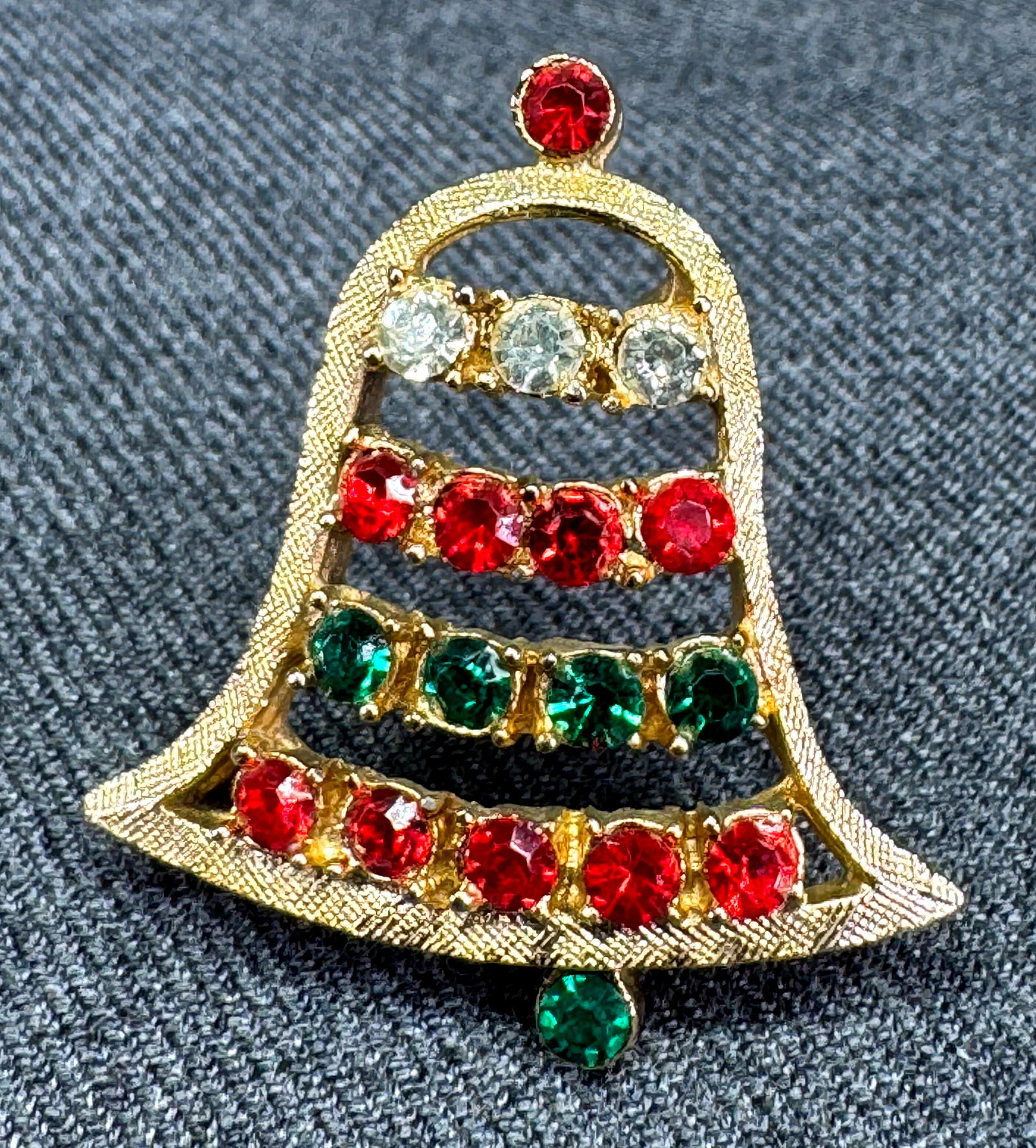 Vintage Beatrix BJ Christmas bell Brooch Pin. Crystals, Gold-tone. *i: Vintage Beatrix BJ Christmas bell Brooch Pin. Crystals, Gold-tone. . Marked. For measures please refer to the pictures taken with a measuring tape. Weight: 11 Grams. IN HOUSE FLAT SHIPPING & HANDLING 