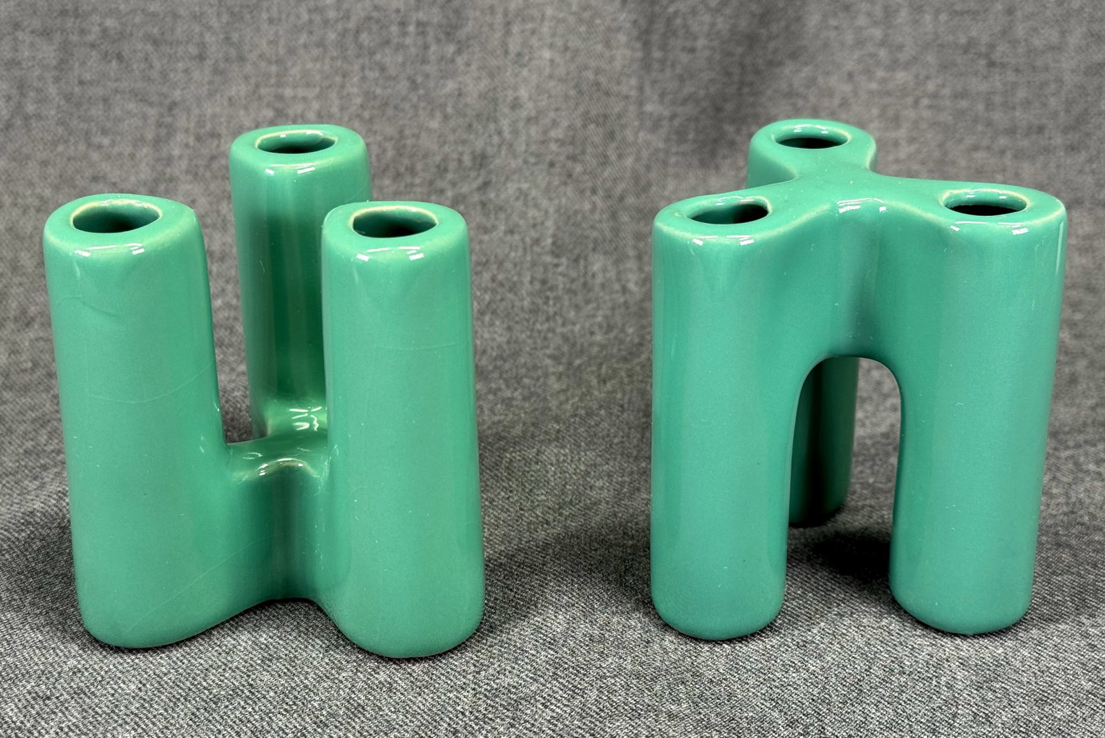 Pooley Puzzle Interlocking Bud Vases Candle Holder. Teal Green Ceramic. *i: Pooley Puzzle Interlocking Bud Vases Candle Holder. Teal Green Ceramic. Unmarked. For measures please refer to the pictures taken with a measuring tape. Weight: Grams. IN HOUSE FLAT SHIPPING & HANDLIN