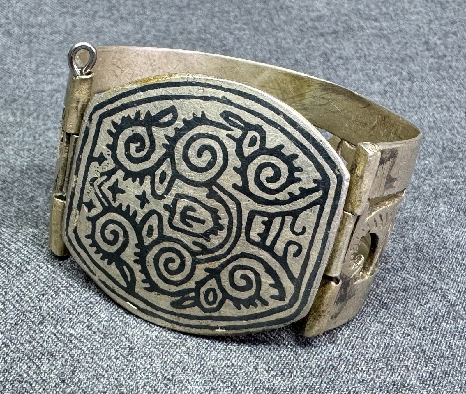 Vintage Uzbekistan ethnic niello silver-toned hinged bracelet. *f: Vintage Uzbekistan ethnic niello silver-toned hinged bracelet. Unmarked. Interior circumference measures around 6 1/4 inches. For measures please refer to the pictures taken with a measuring tape. Wei