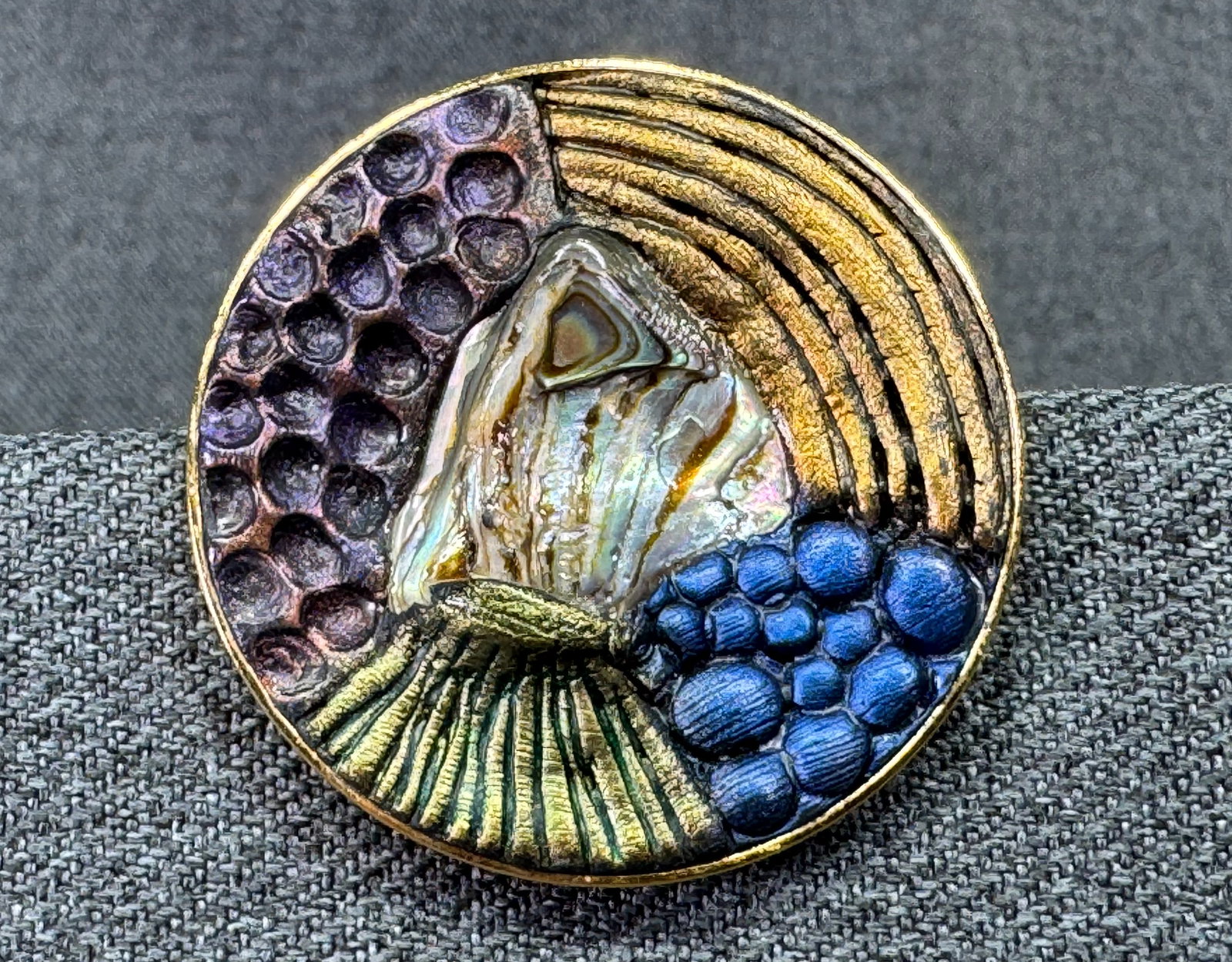 Vintage Art Studio abalone inlay resin brooch pin. Gold-tone setting . *h (1 of 4)