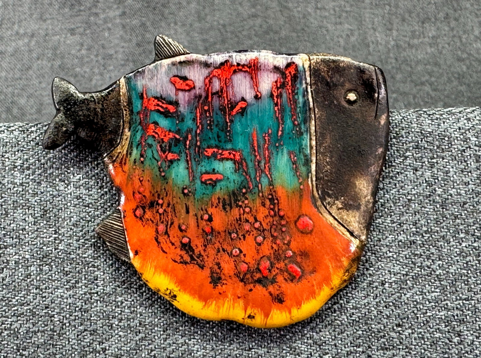 Vintage Handcrafted Studio Pottery Fish Brooch Pin. *h: Vintage Handcrafted Studio Pottery Fish Brooch Pin. Unmarked. For measures please refer to the pictures taken with a measuring tape. Weight: 14 Grams. IN HOUSE FLAT SHIPPING & HANDLING COST WITHIN ALL