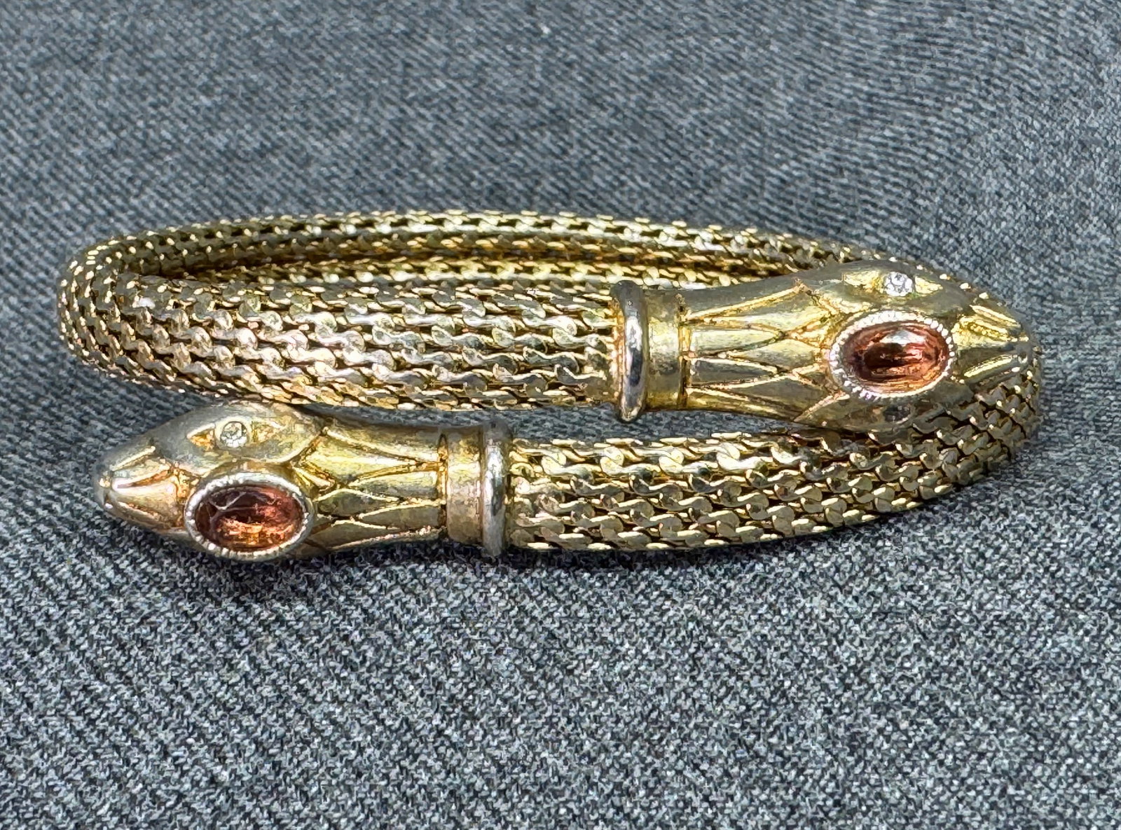 Stella & Dot Egyptian Revival Double Head Snake Coil Mesh Wrap Bracelet. Retired. *f: Stella & Dot Egyptian Revival Double Head Snake Coil Mesh Wrap Bracelet. Flexible Fit. Crystals. Gold-toned. Marked. For measures please refer to the pictures taken with a measuring tape. Weight: 23 G