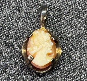 Vintage shell cameo miniature pendant charm. Gold-tone.    *f