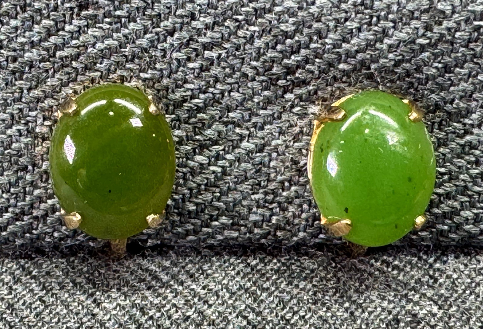 Vintage A&Z 1/20 12K Gold-Filled Green Jade Earrings. Screw Back. *h: Vintage A&Z 1/20 12K Gold-Filled Green Jade Earrings. Screw Back. Marked. For measures please refer to the pictures taken with a measuring tape. Weight: 8 Grams. IN HOUSE FLAT SHIPPING & HANDLING COST
