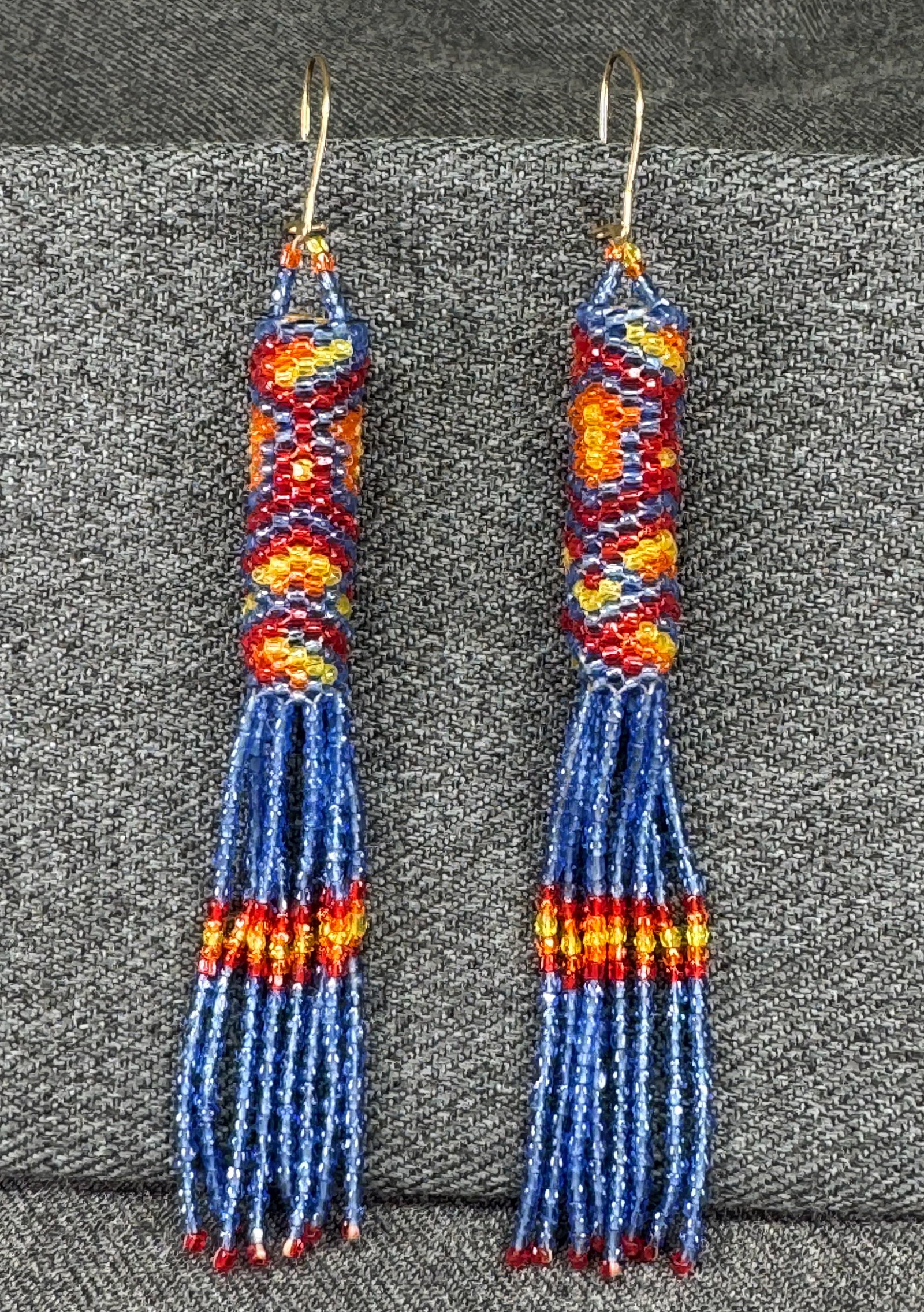Vintage Native American Style Beaded Peyote Stitch Earrings. Fire Water Fringe . *h: Vintage Navajo Sterling Silver Bench Beads, Turquoise, Spiny Oyster, Heishi Earrings . Unmarked. For measures please refer to the pictures taken with a measuring tape. Weight: 16 Grams. IN HOUSE FLAT