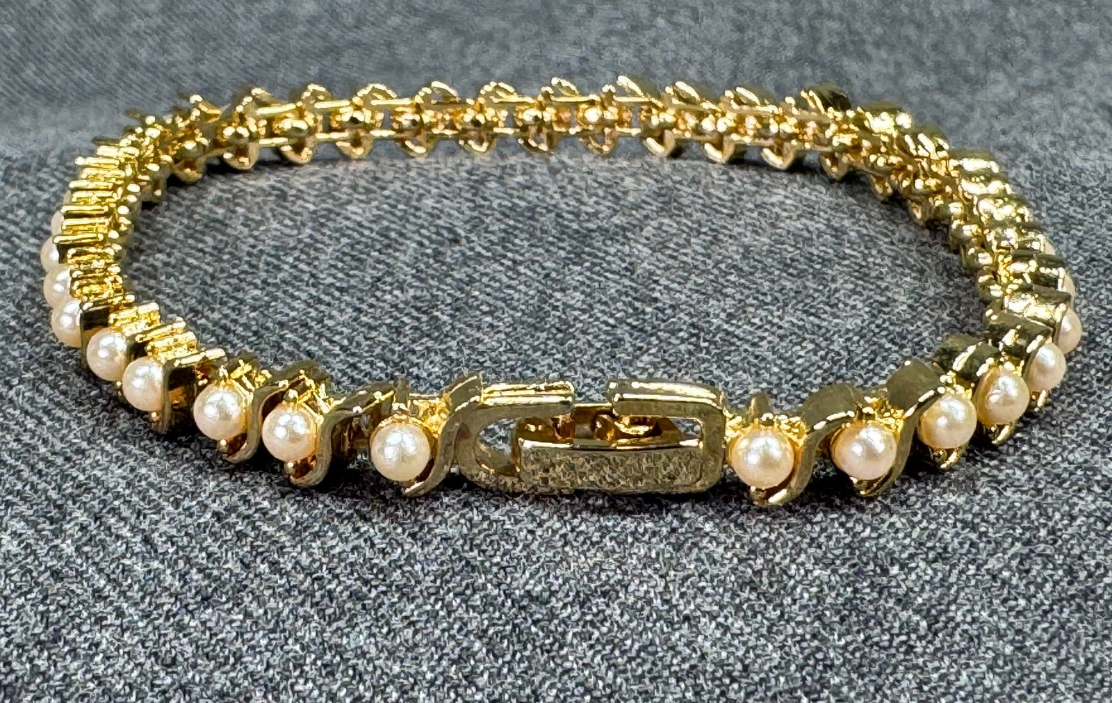 Vintage San Marco Style Bracelet. Gold-Tone, Faux Pearl. *f: Vintage San Marco Style Bracelet. Gold-Tone, Faux Pearl. Unmarked. For measures please refer to the pictures taken with a measuring tape. Weight: 14 Grams. IN HOUSE FLAT SHIPPING & HANDLING COST WITHI