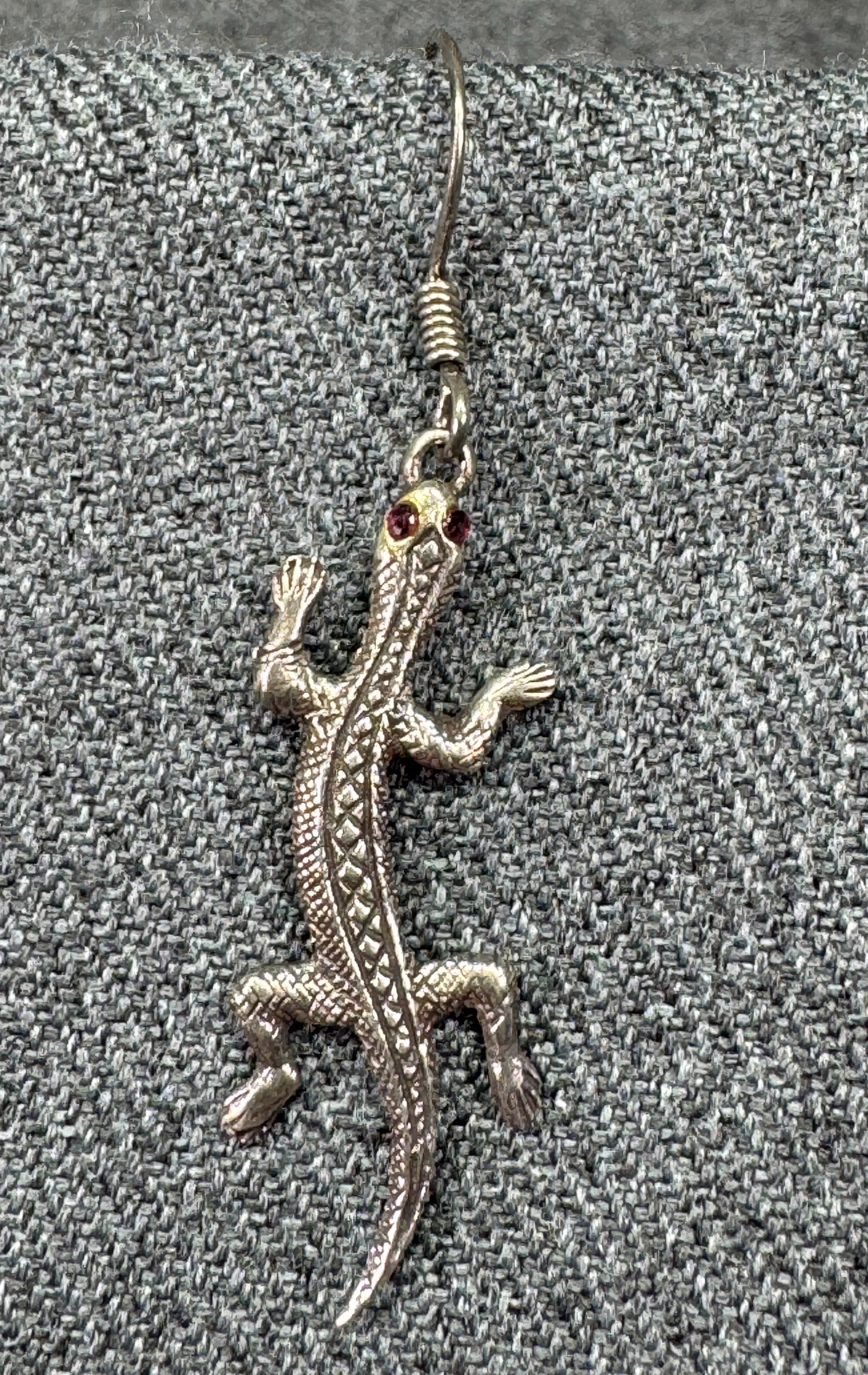 Vintage art deco style crystal eyes sterling silver lizard single earring *d: Vintage art deco style crystal eyes sterling silver lizard single earring. Unmarked. For measures please refer to the pictures taken with a measuring tape. Weight: 1.24 Grams IN HOUSE FLAT SHIPPING & 
