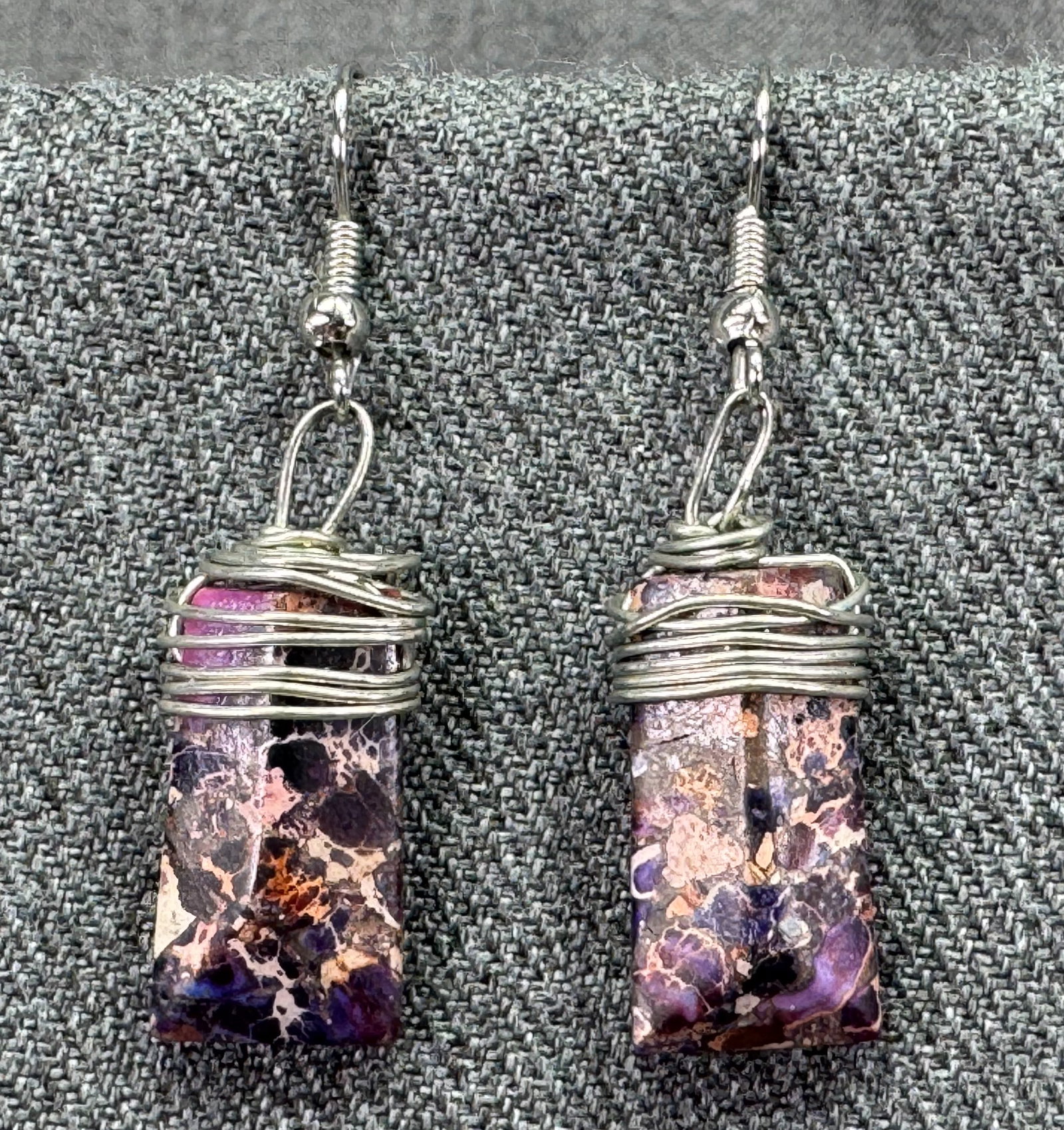 Vintage purple jasper silver-toned wire wrapped hook earrings: Vintage purple jasper silver-toned wire wrapped hook earrings. Unmarked. For measures please refer to the pictures taken with a measuring tape. Weight: 6 Grams. IN HOUSE FLAT SHIPPING & HANDLING COST 