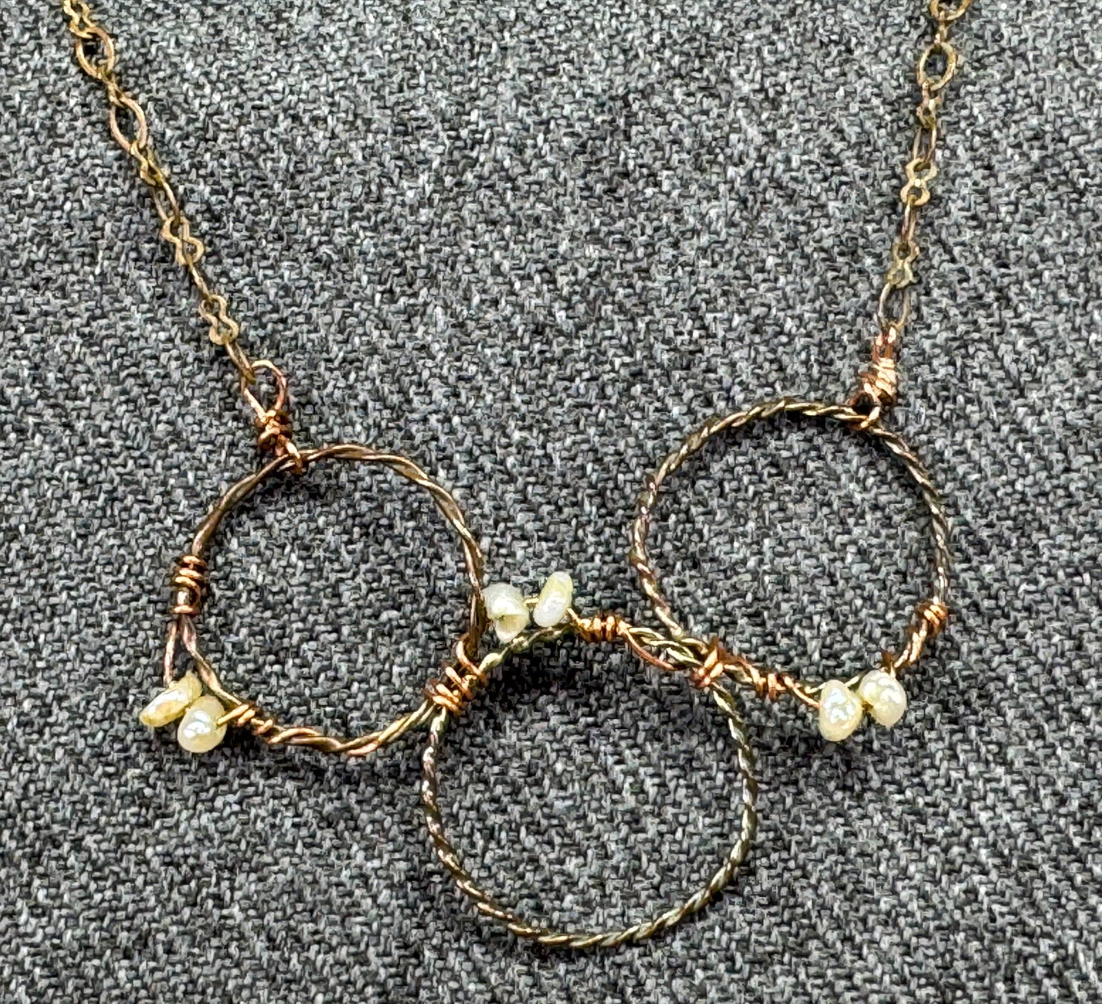 Vintage Boho Copper & Pearl Interlocking Hoop Necklace, Handcrafted Artisan Jewelry. *f: Vintage Boho Copper & Baroque Pearl Interlocking Hoop Necklace, Handcrafted Artisan Jewelry. Unmarked For measures please refer to the pictures taken with a measuring tape. Weight: 3 Grams. IN HOUSE F