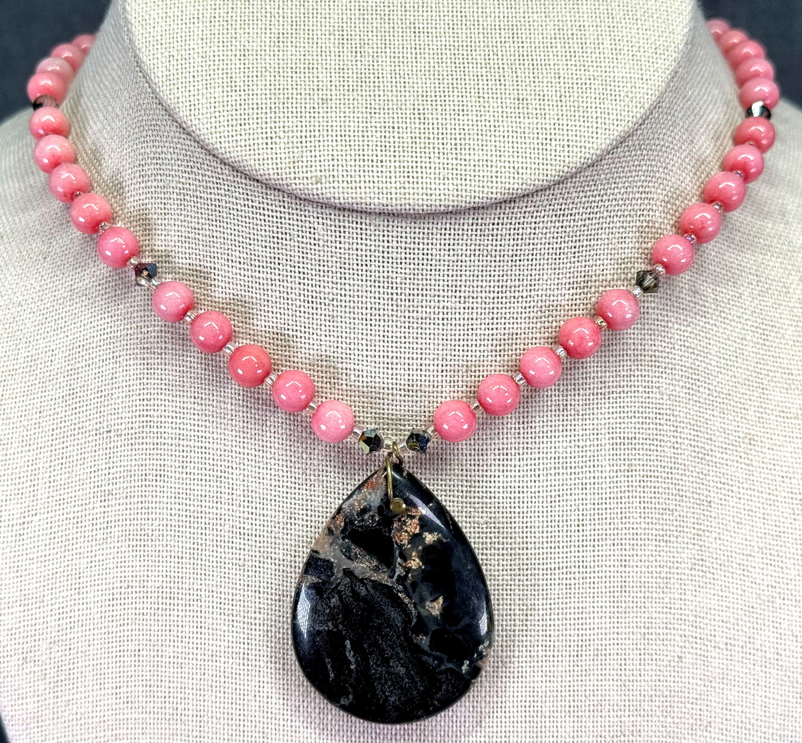Vintage Boho Artisan Jasper Pendant Necklace. Stone, glass & crystal beads. *f: Vintage Boho Artisan Jasper Pendant Necklace. Reconstituted pinl stone, glass & crystal beads. Unmarked For measures please refer to the pictures taken with a measuring tape. Weight: 32 Grams. IN HOUS
