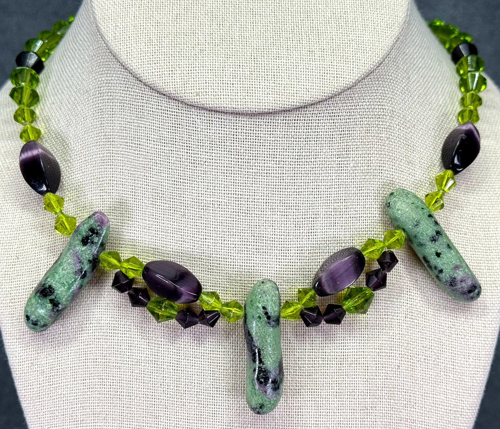 Vintage Natural Anyolite, Faceted Crystal, Lucite Toggle Necklace. Artisan *f: Vintage Natural Anyolite (Ruby in Zoisite), Faceted Crystal, Lucite Toggle Necklace. Artisan. Unmarked For measures please refer to the pictures taken with a measuring tape. Weight: 52 Grams. IN HOUSE