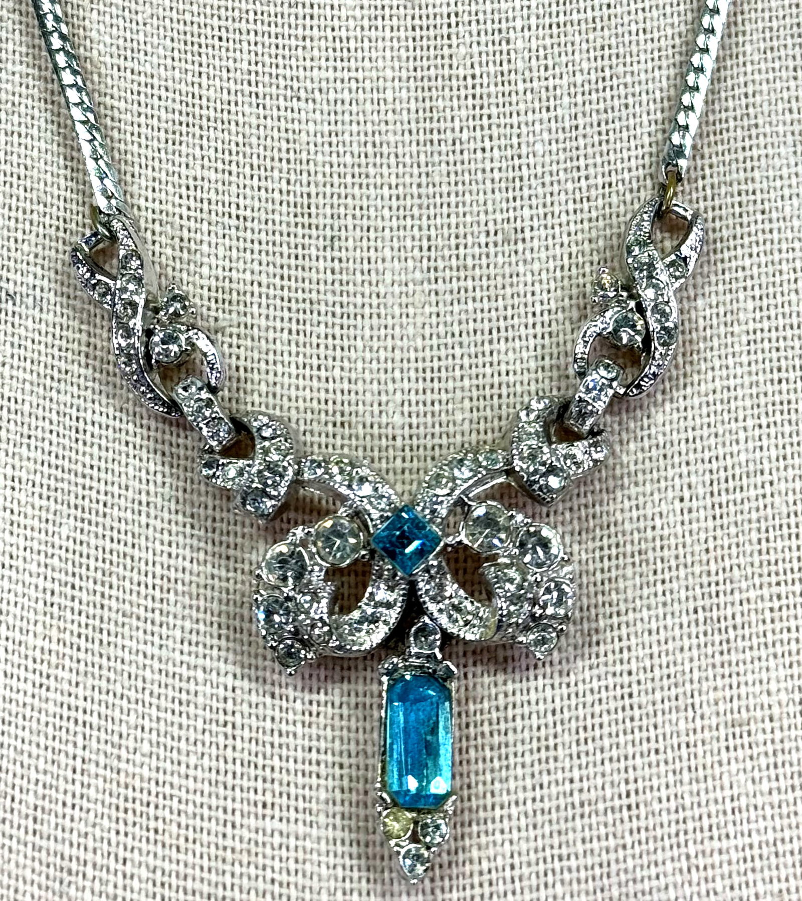 Vintage clear & turquoise crystals silvertone metal medallion with dangle collar necklace.: IN HOUSE FLAT SHIPPING & HANDLING COST WITHIN ALL THE U.S. : 7 To bypass LiveShipping, and use our In-House shipping service for 7 or shipping combined for multiple lots, please select “Arrange 
