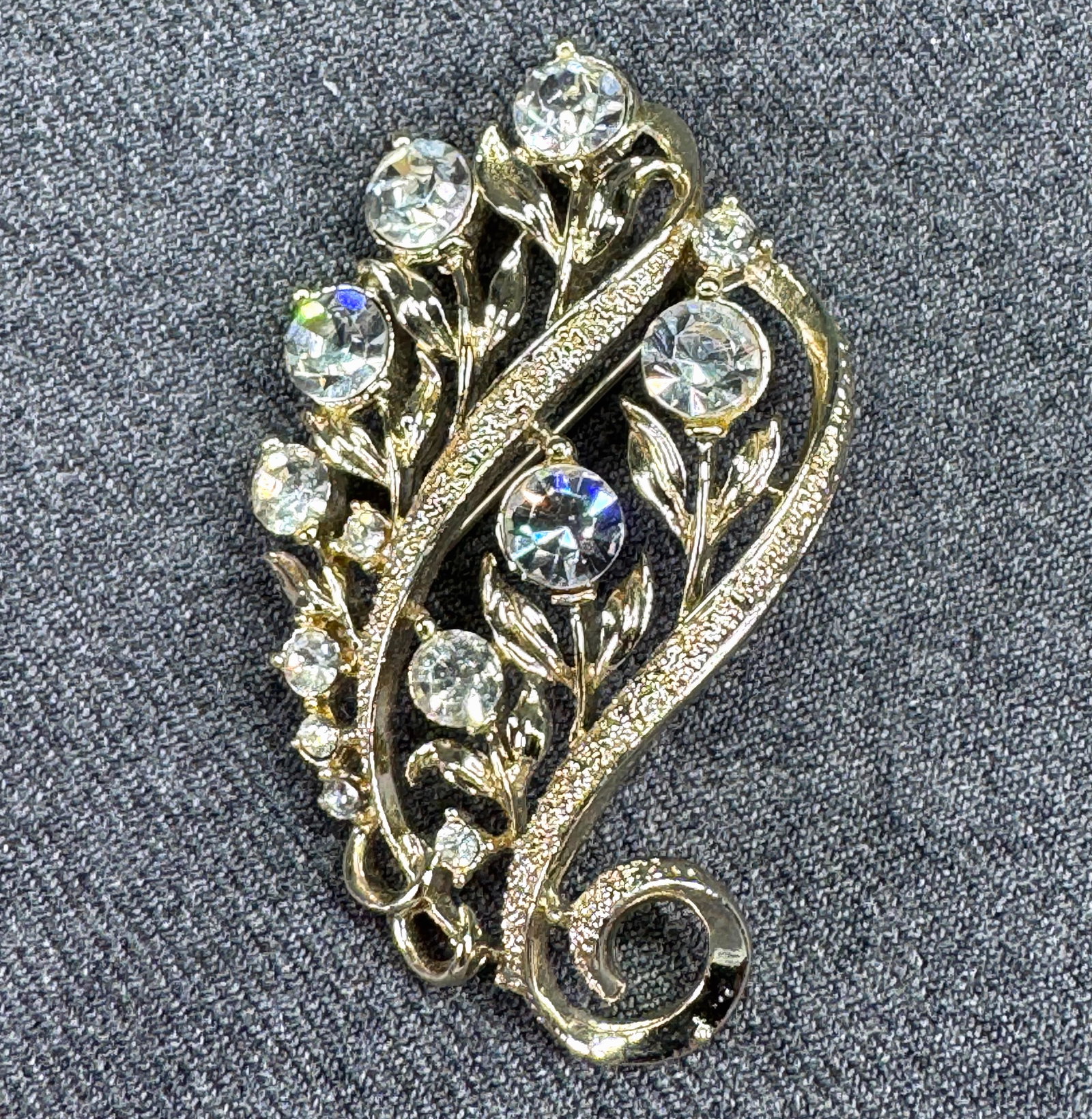 Vintage Lisner Floral Leaf Spray Brooch Pin. Clear Crystals Gold-Tone. *h: Vintage Lisner Floral Leaf Spray Brooch Pin. Clear Crystals Gold-Tone. Marked For measures please refer to the pictures taken with a measuring tape. Weight: 16 Grams. IN HOUSE FLAT SHIPPING & HANDLING