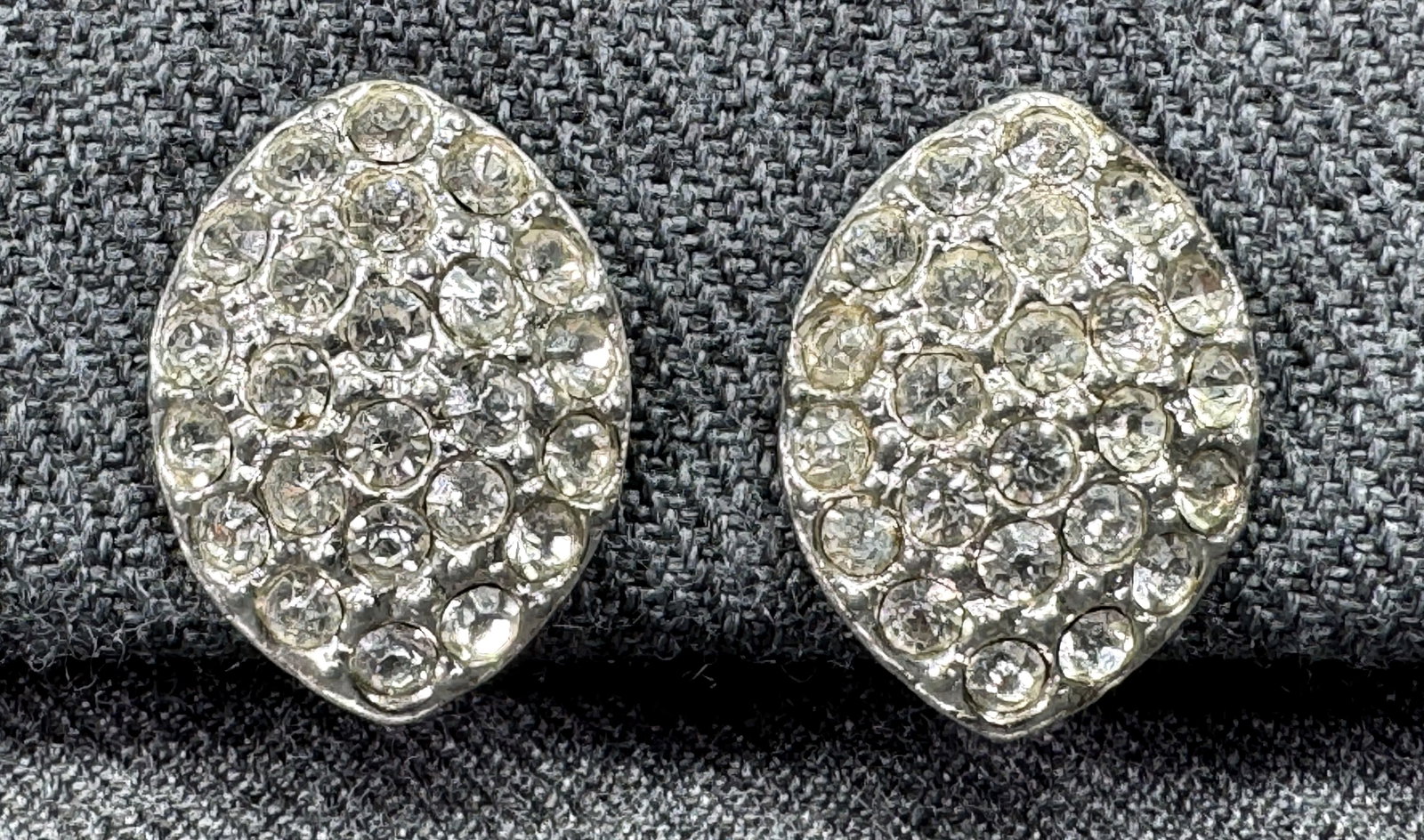 Antique art deco clear rhinestones silver-toned clip earrings #B: Antique art deco clear rhinestones silver-toned clip earrings. Unmarked. For measures please refer to the pictures taken with a measuring tape. Weight: 9 Grams. IN HOUSE FLAT SHIPPING & HANDLING COST 