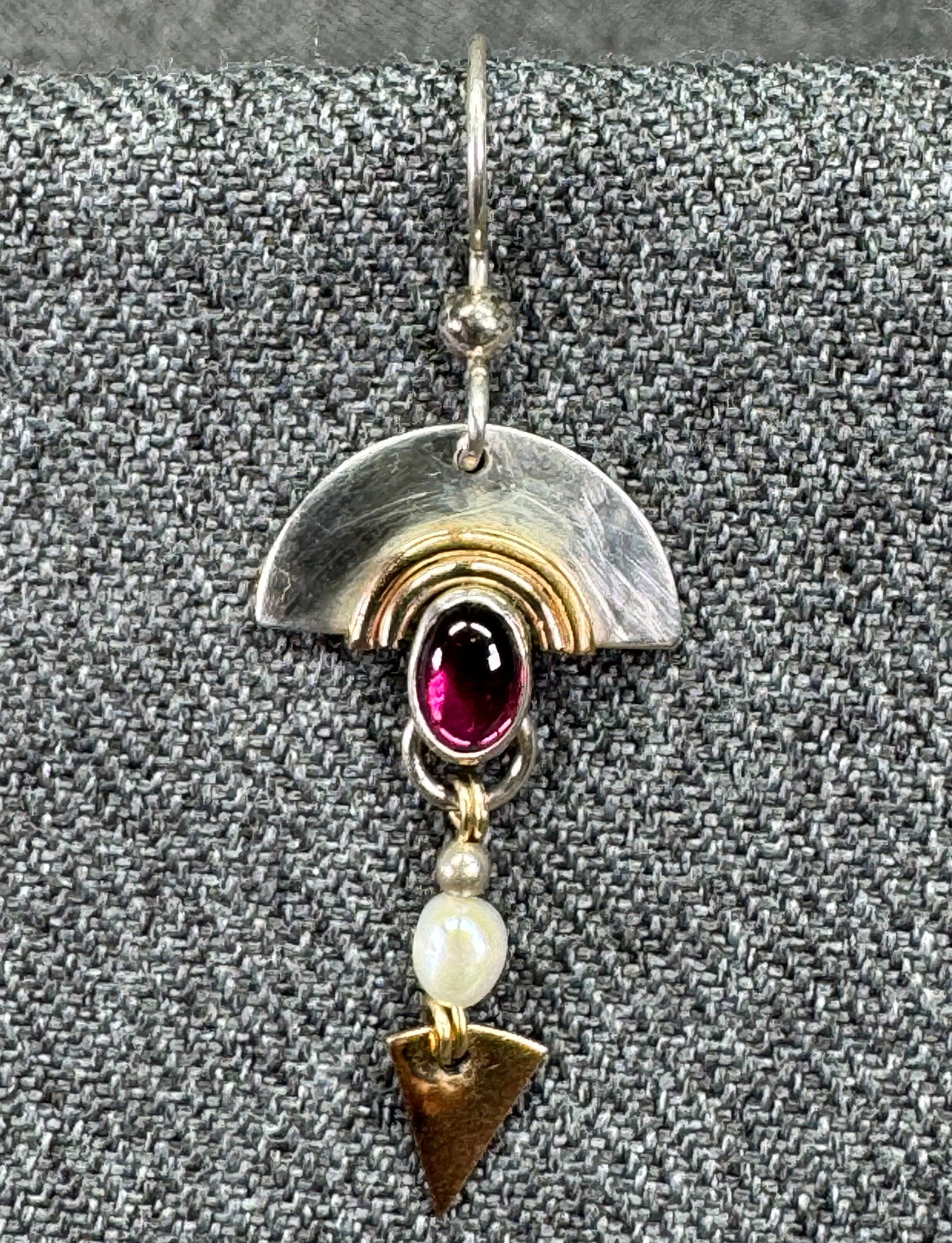 Vintage artsy garnet, baroque pearl sterling silver & gold filled single earring. #B: Vintage artsy garnet, baroque pearl sterling silver & gold filled single earring. Marked Sterling GF. < For measures please refer to the pictures taken with a measuring tape. Weight: 1.39 Grams. IN HO