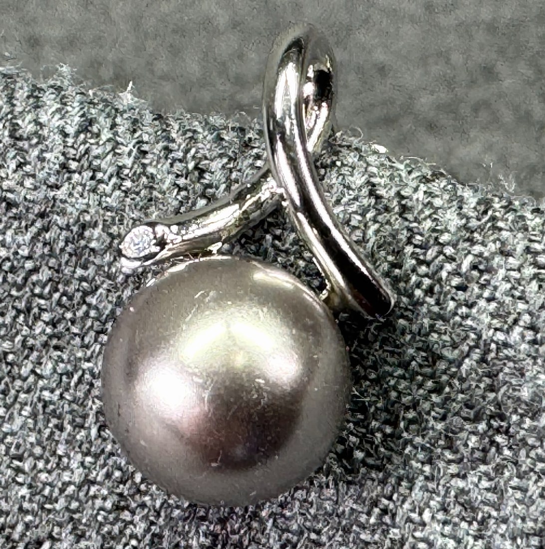 FAS 925 sterling silver crystal & gray pearly bead stud single earring. #B: FAS 925 sterling silver clear crystal & gray pearly bead stud single earring. Marked 925 FAS. For measures please refer to the pictures taken with a measuring tape. Weight: 1.56 Grams. IN HOUSE FLAT S
