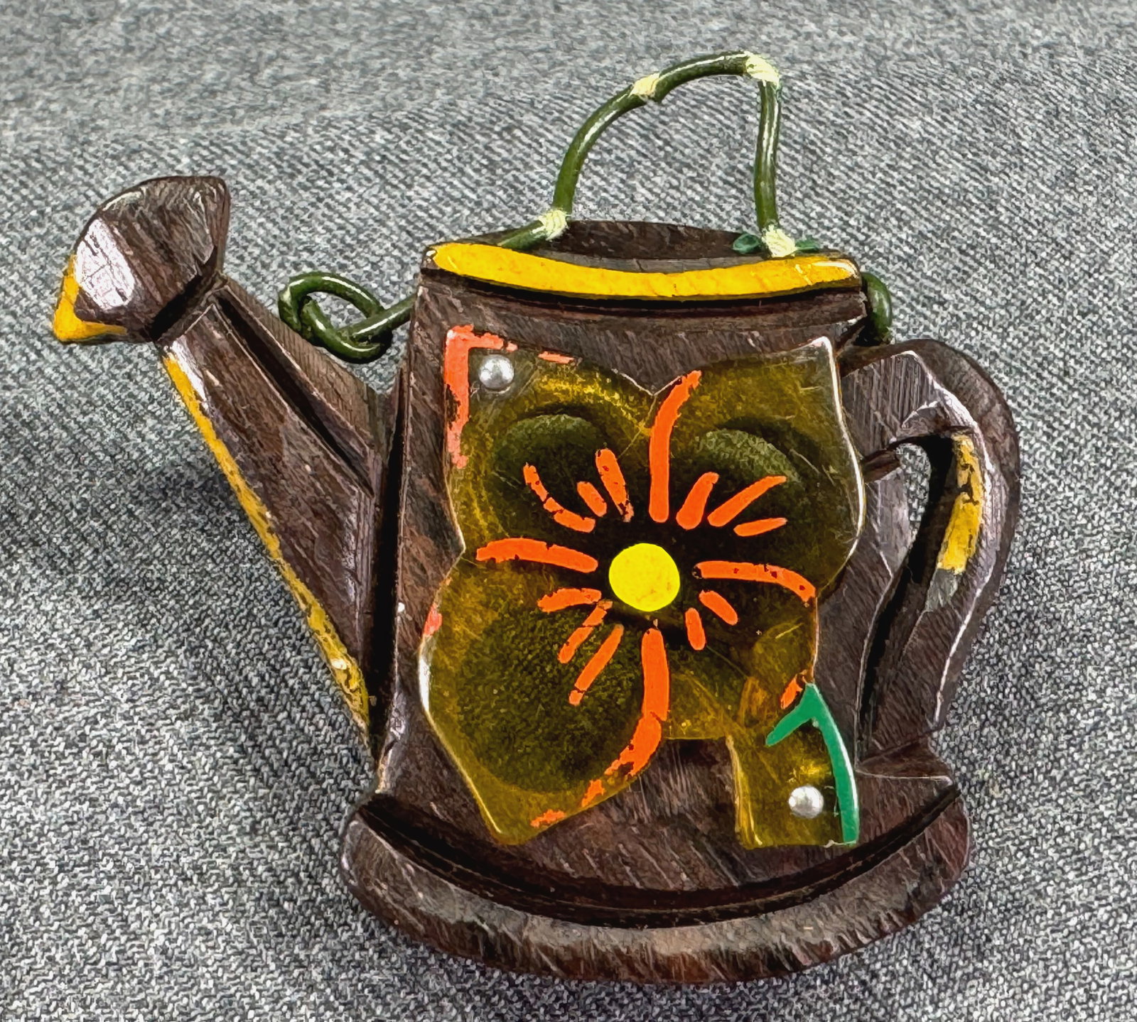 Vintage 1940s applejuice bakelite flower, wood, huile thread watering can brooch pin: IN HOUSE FLAT SHIPPING & HANDLING COST WITHIN ALL THE U.S. : 7 To bypass LiveShipping, and use our In-House shipping service for 7 or shipping combined for multiple lots, please select “Arrange 