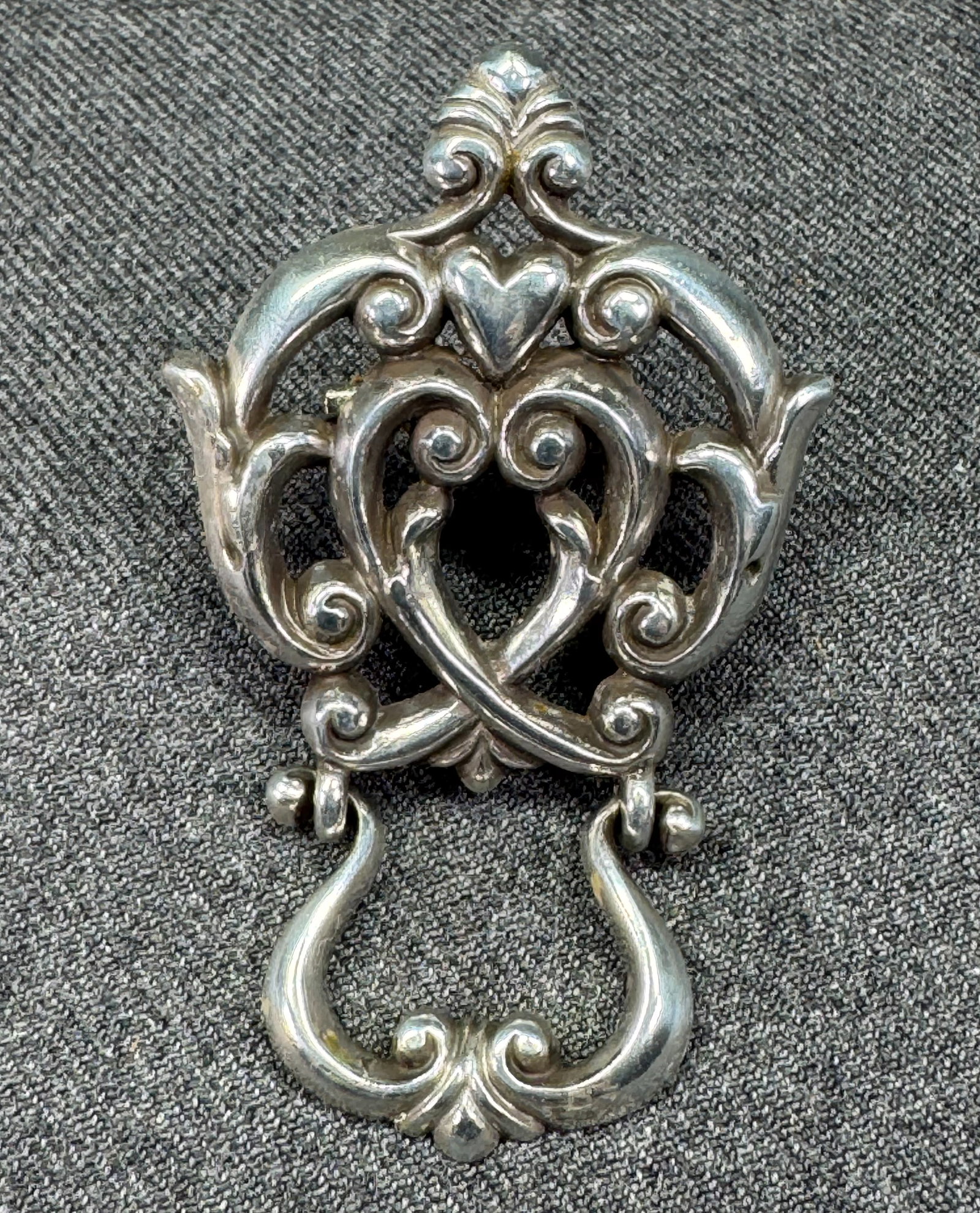 Brighton Doorknocker Heart Hinged Brooch Pin. Eyeglass Holder . *d: BRIGHTON Doorknocker Heart Hinged Brooch Pin Eyeglass Holder Unmarked. For measures please refer to the pictures taken with a measuring tape. Weight: 40 Grams IN HOUSE FLAT SHIPPING & HANDLING COST WI