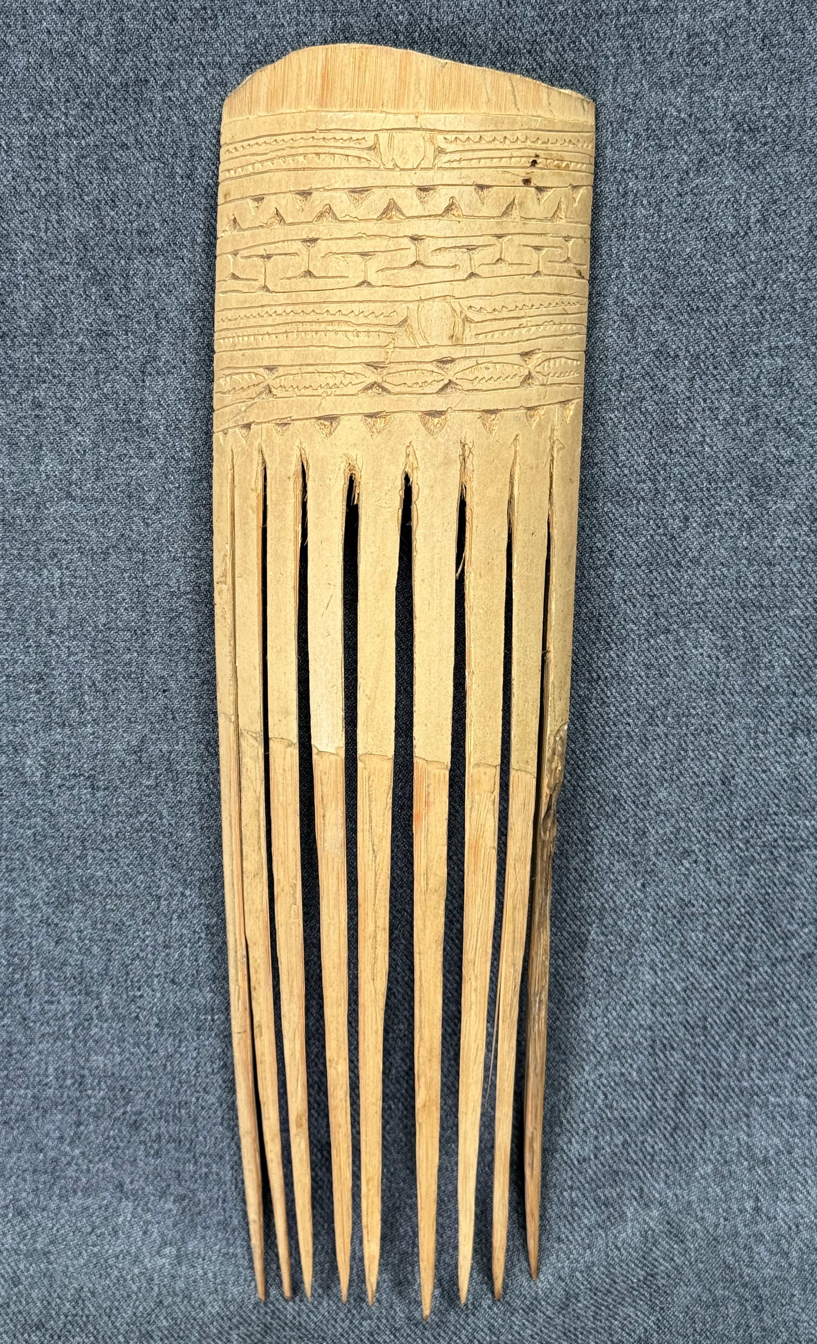 Papua New Guinea Hair Comb. Carved and decorated bamboo.: Papua New Guinea Hair Comb. Carved and decorated bamboo. For measures please refer to the pictures taken with a measuring tape. IN HOUSE FLAT SHIPPING & HANDLING COST WITHIN ALL THE U.S. : $10 To bypa