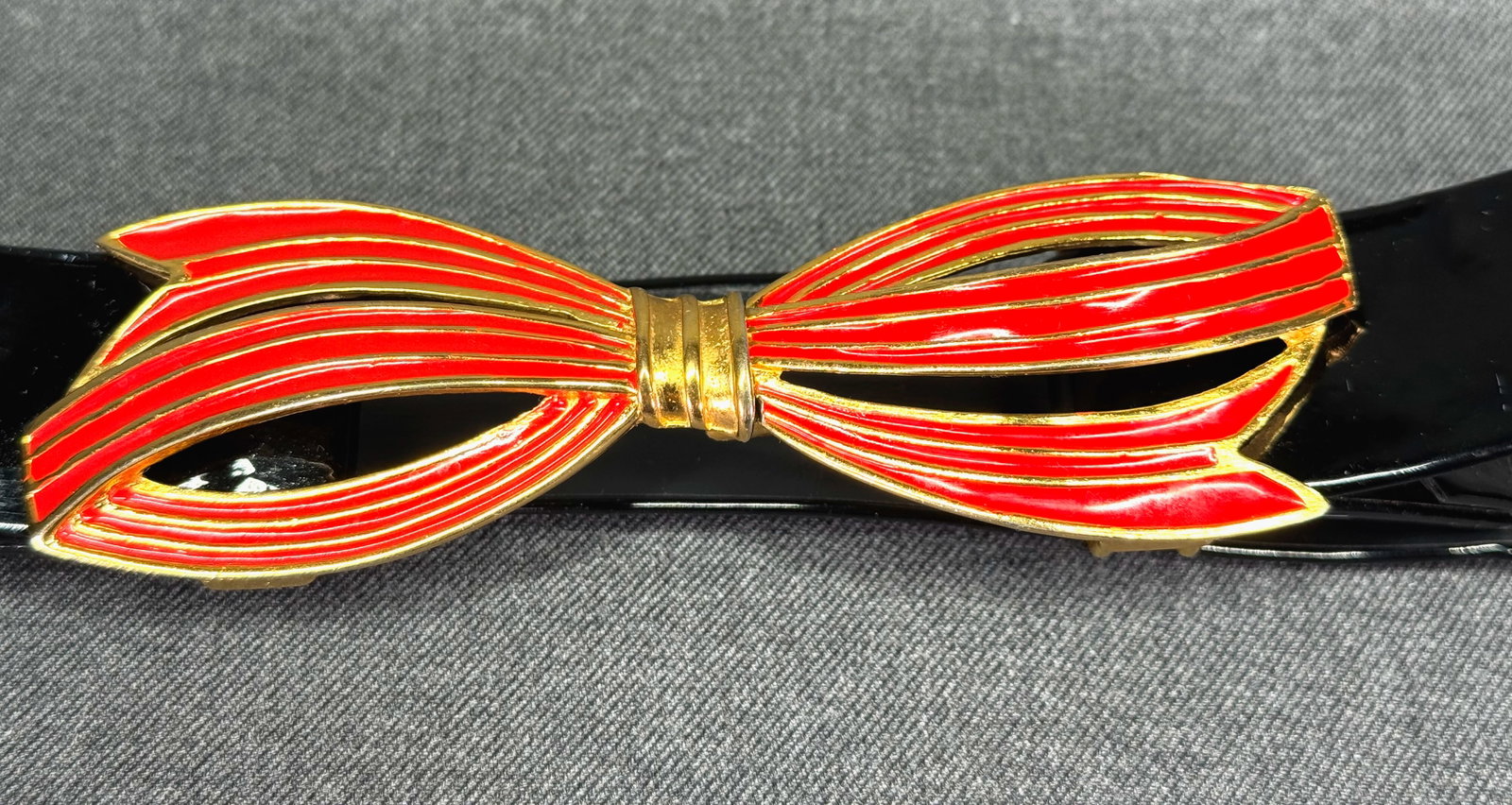 1984 Mimi Di N red enamel gold-toned ribbon bow buckle black patent leather adjustable belt: IN HOUSE FLAT SHIPPING & HANDLING COST WITHIN ALL THE U.S. : 7 To bypass LiveShipping, and use our In-House shipping service for 7 or shipping combined for multiple lots, please select “Arrange 