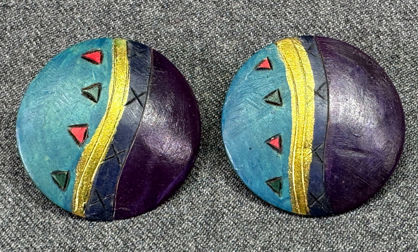 Vintage artisan hand painted coconut shell stud earrings *b: Vintage artisan hand painted coconut shell stud earrings. Unmarked. For measures please refer to the pictures taken with a measuring tape. Weight: 5 Grams. IN HOUSE FLAT SHIPPING & HANDLING COST WITHI
