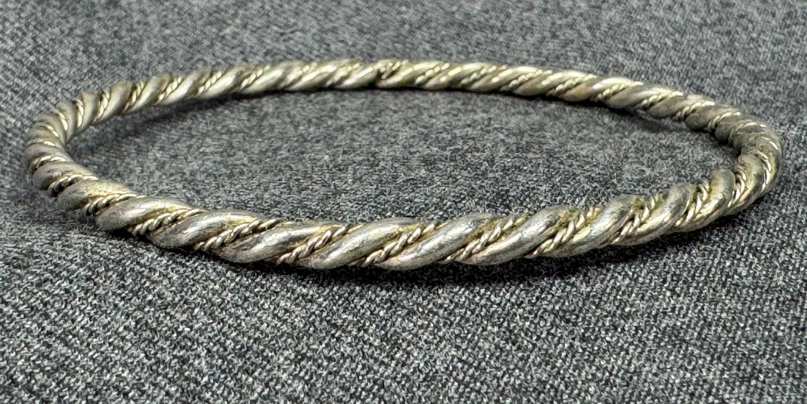 Vintage silver-toned twisted rope bracelet bangle: IN HOUSE FLAT SHIPPING & HANDLING COST WITHIN ALL THE U.S. : 7 To bypass LiveShipping, and use our In-House shipping service for 7 or shipping combined for multiple lots, please select “Arrange 