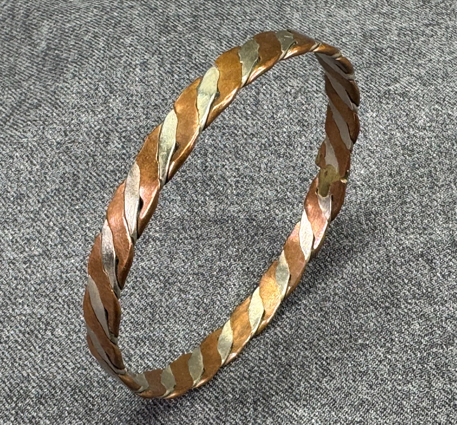 Vintage Artisan Two-Tone Copper & Alpaca Flat Rope Bangle Bracelet . *f: Vintage Artisan Two-Tone Copper & Alpaca Flat Rope Bangle Bracelet . Unmarked For measures please refer to the pictures taken with a measuring tape. Weight: 21 Grams. IN HOUSE FLAT SHIPPING & HANDLING