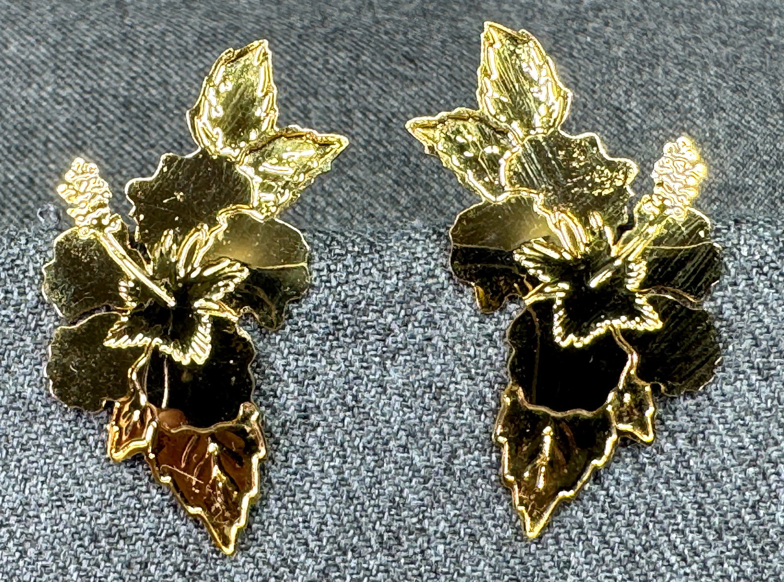 Vintage LAM Hawaiian Hibiscus gold-toned flower stud earrings. #B: Vintage LAM Hawaiian Hibiscus gold-toned flower stud earrings. Marked. < For measures please refer to the pictures taken with a measuring tape. Weight: 5 Grams. IN HOUSE FLAT SHIPPING & HANDLING COST 