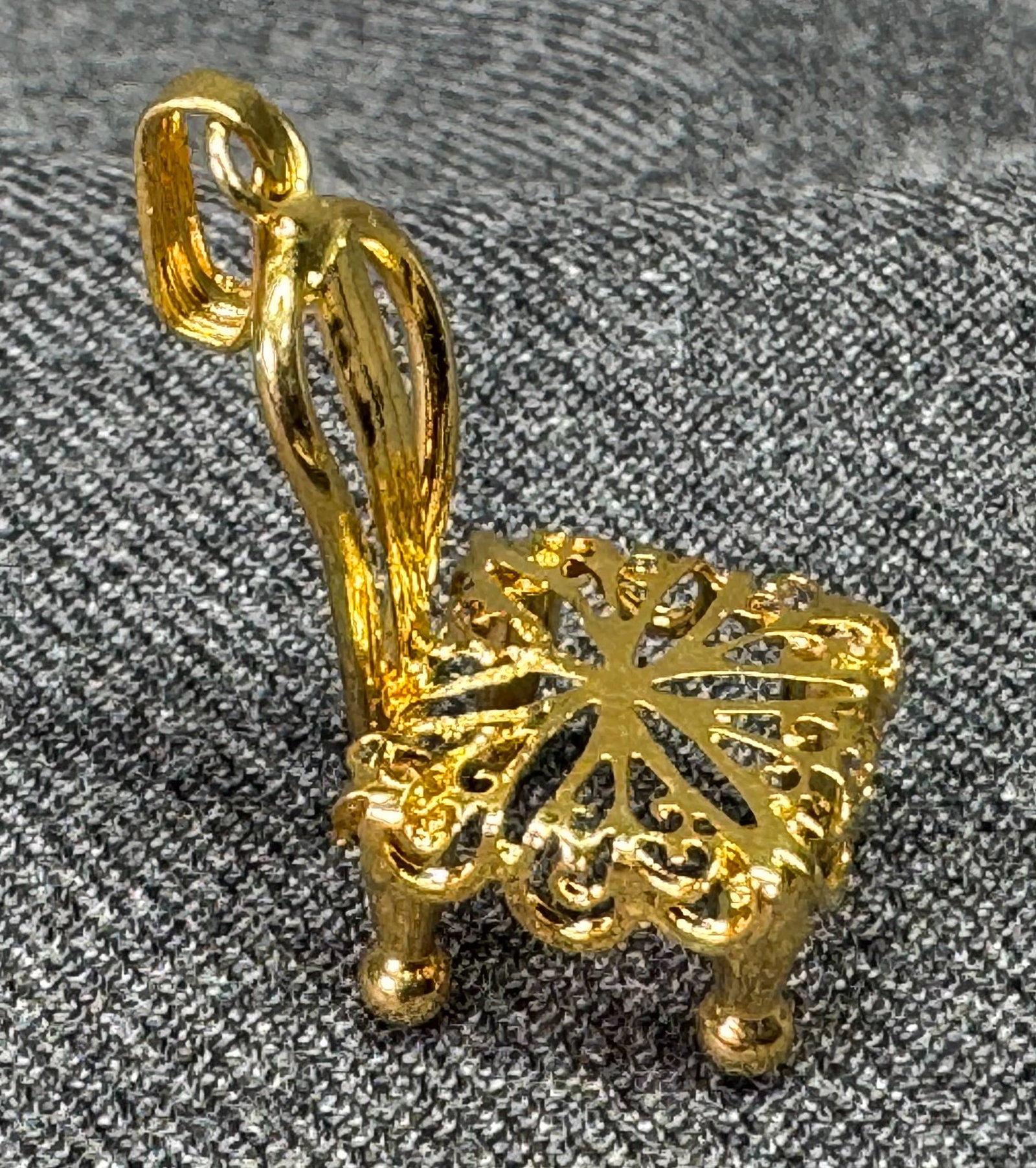 Vintage filigree chair pendant charm. Gold-tone. *f: Vintage filigree chair pendant charm. Gold-tone. Unmarked. For measures please refer to the pictures taken with a measuring tape. Weight: 2 Grams. IN HOUSE FLAT SHIPPING & HANDLING COST WITHIN ALL THE
