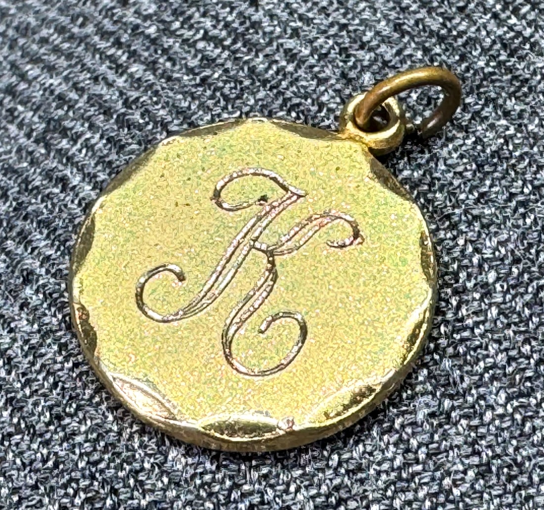 Vintage script letter K pendant charm. Rose glitter enamel gold-tone. *f: Vintage script letter K pendant charm. Rose glitter enamel gold-tone. Unmarked. For measures please refer to the pictures taken with a measuring tape. Weight: 0.48 Grams. IN HOUSE FLAT SHIPPING & HAND