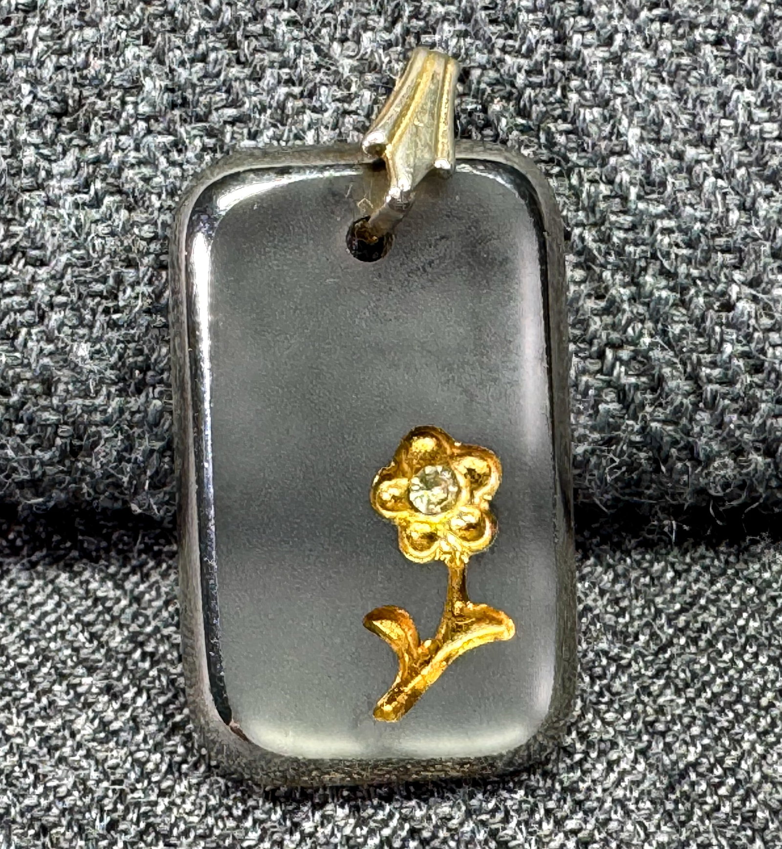 Vintage golden flower intaglio with crystal pendant charm. Clear glass, gold-tone. *f: Vintage golden flower intaglio with crystal pendant charm. Clear glass, gold-tone. Unmarked. For measures please refer to the pictures taken with a measuring tape. Weight: 2 Grams. IN HOUSE FLAT SHIPP