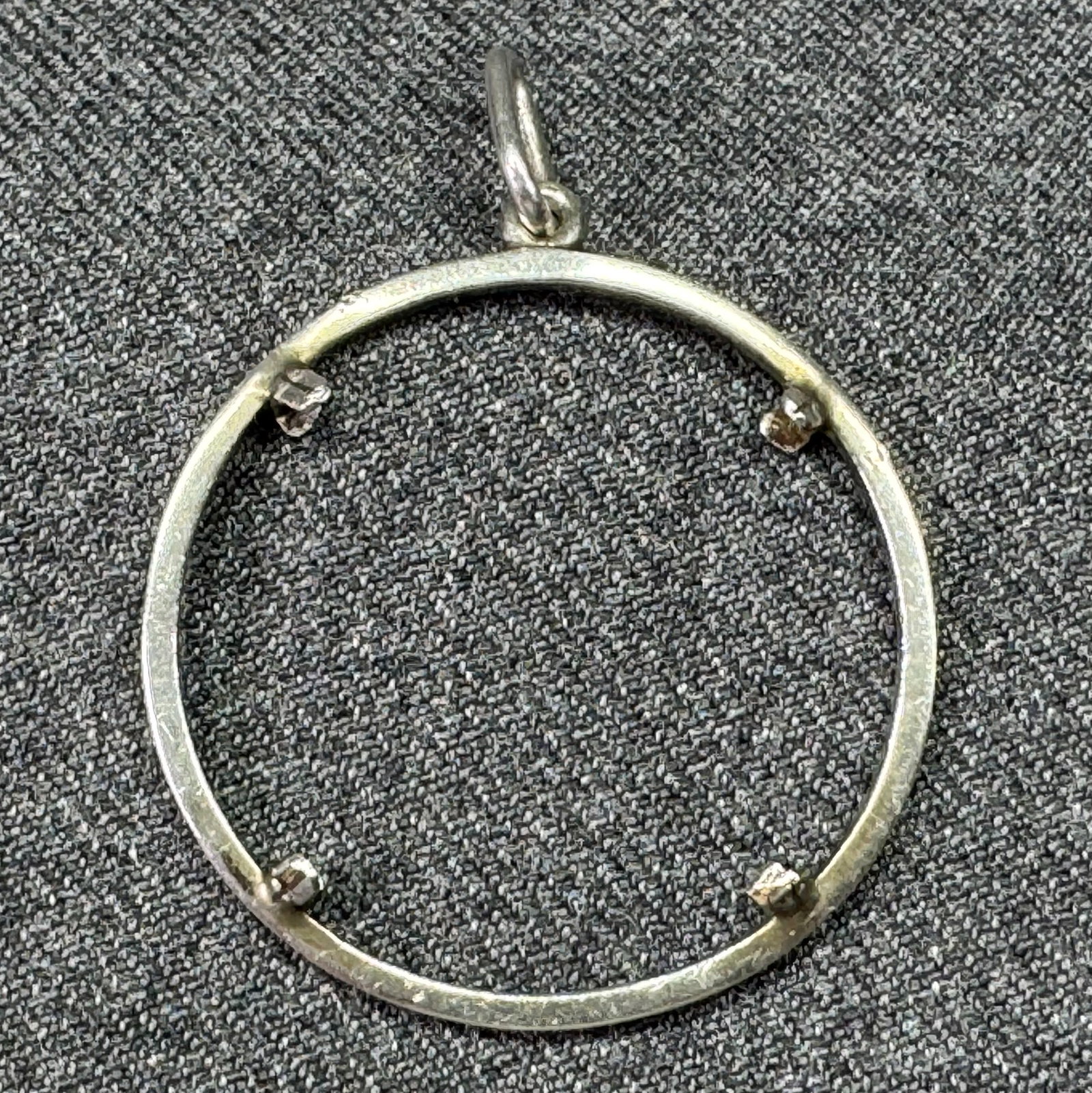 Vintage sterling silver coin / rounded piece bezel pendant . *d: VVintage sterling silver coin / rounded piece bezel pendant . Unmarked. For measures please refer to the pictures taken with a measuring tape. Weight: 2.66 Grams. IN HOUSE FLAT SHIPPING & HANDLING COS