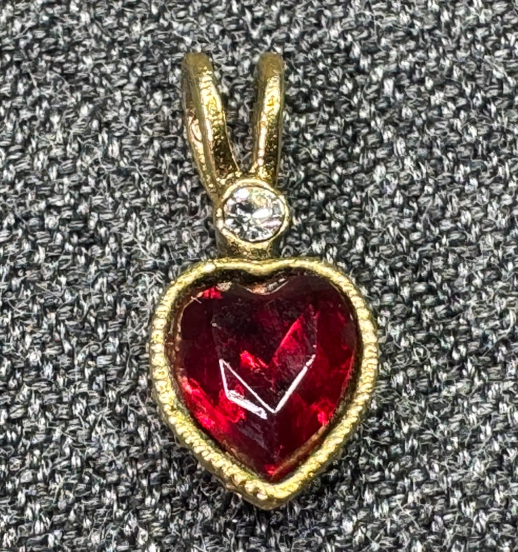 Vintage red crystal & rhinestone heart pendant charm. Gold-tone. *f: Vintage red crystal & rhinestone heart pendant charm. Gold-tone. Unmarked. For measures please refer to the pictures taken with a measuring tape. Weight: 1 Grams. IN HOUSE FLAT SHIPPING & HANDLING COS