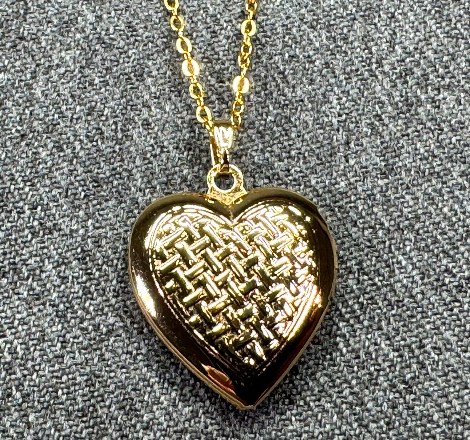Vintage textured heart locket pendant necklace. Gold-tone. *f: Vintage textured heart locket pendant necklace. Gold-tone. Chain is marked Korea. For measures please refer to the pictures taken with a measuring tape. Weight: 5 Grams. IN HOUSE FLAT SHIPPING & HANDL