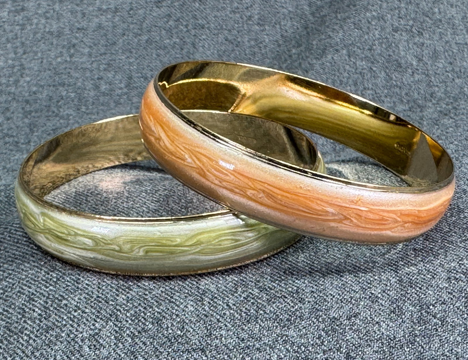 Vintage Avon peach & sage green enamel bangle bracelets . *f: Vintage Avon peach & sage green enamel bangle bracelets . Marked. For measures please refer to the pictures taken with a measuring tape. Weight: 53 Grams. IN HOUSE FLAT SHIPPING & HANDLING COST WITHIN