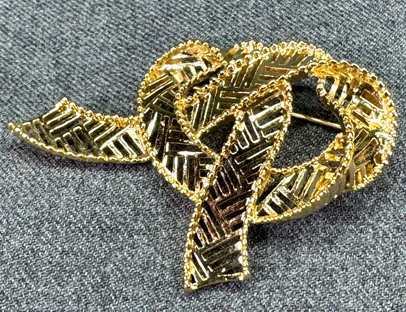 Vintage Ribbon Knot Brooch Pin. Openwork Textured Gold-Tone. *f: Vintage Ribbon Knot Brooch Pin. Openwork Textured Gold-Tone. Unmarked For measures please refer to the pictures taken with a measuring tape. Weight: 20 Grams. IN HOUSE FLAT SHIPPING & HANDLING COST WI