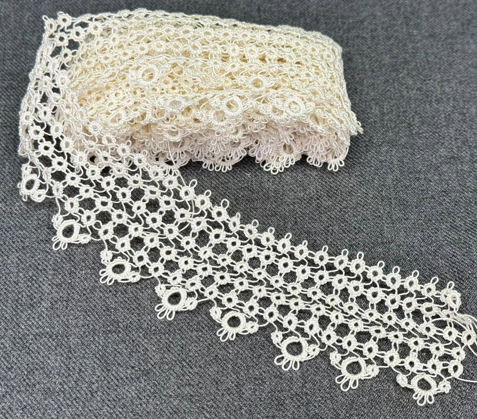 Vintage tatting lace trim. 60 inches. Unused #B: Vintage tatting lace trim. 60 inches. Unused < For measures please refer to the pictures taken with a measuring tape. Weight: 12 Grams. IN HOUSE FLAT SHIPPING & HANDLING COST WITHIN ALL THE U.S. : $7 