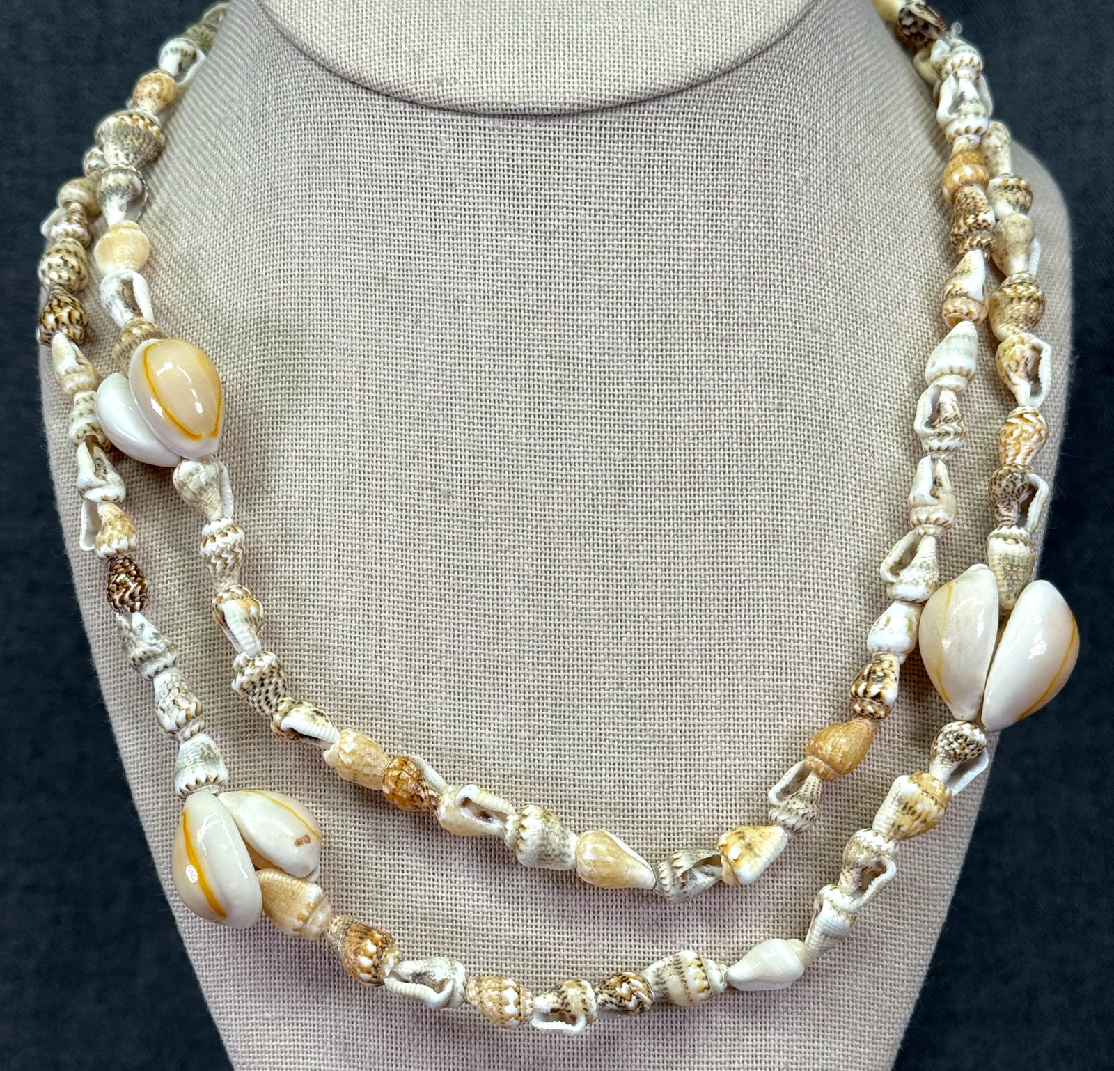 Vintage seashell lei necklace. *d: Vintage seashell lei necklace. Unmarked For measures please refer to the pictures taken with a measuring tape.Weight: 36 Grams IN HOUSE FLAT SHIPPING & HANDLING COST WITHIN ALL THE U.S. : $7. To bypas