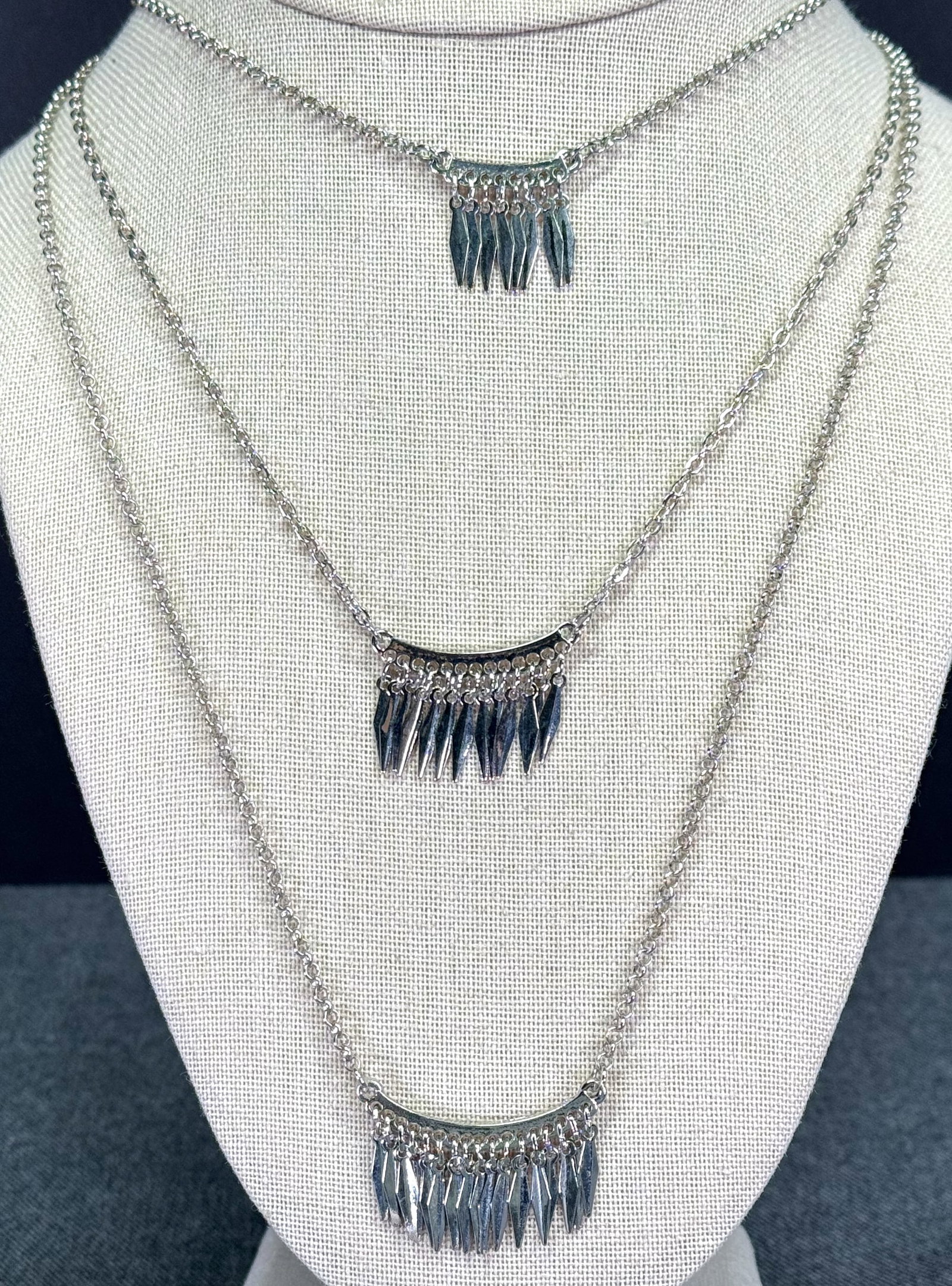 Vintage silvertone metal graduated strands with fringe dangles necklace: IN HOUSE FLAT SHIPPING & HANDLING COST WITHIN ALL THE U.S. : 7 To bypass LiveShipping, and use our In-House shipping service for 7 or shipping combined for multiple lots, please select “Arrange 