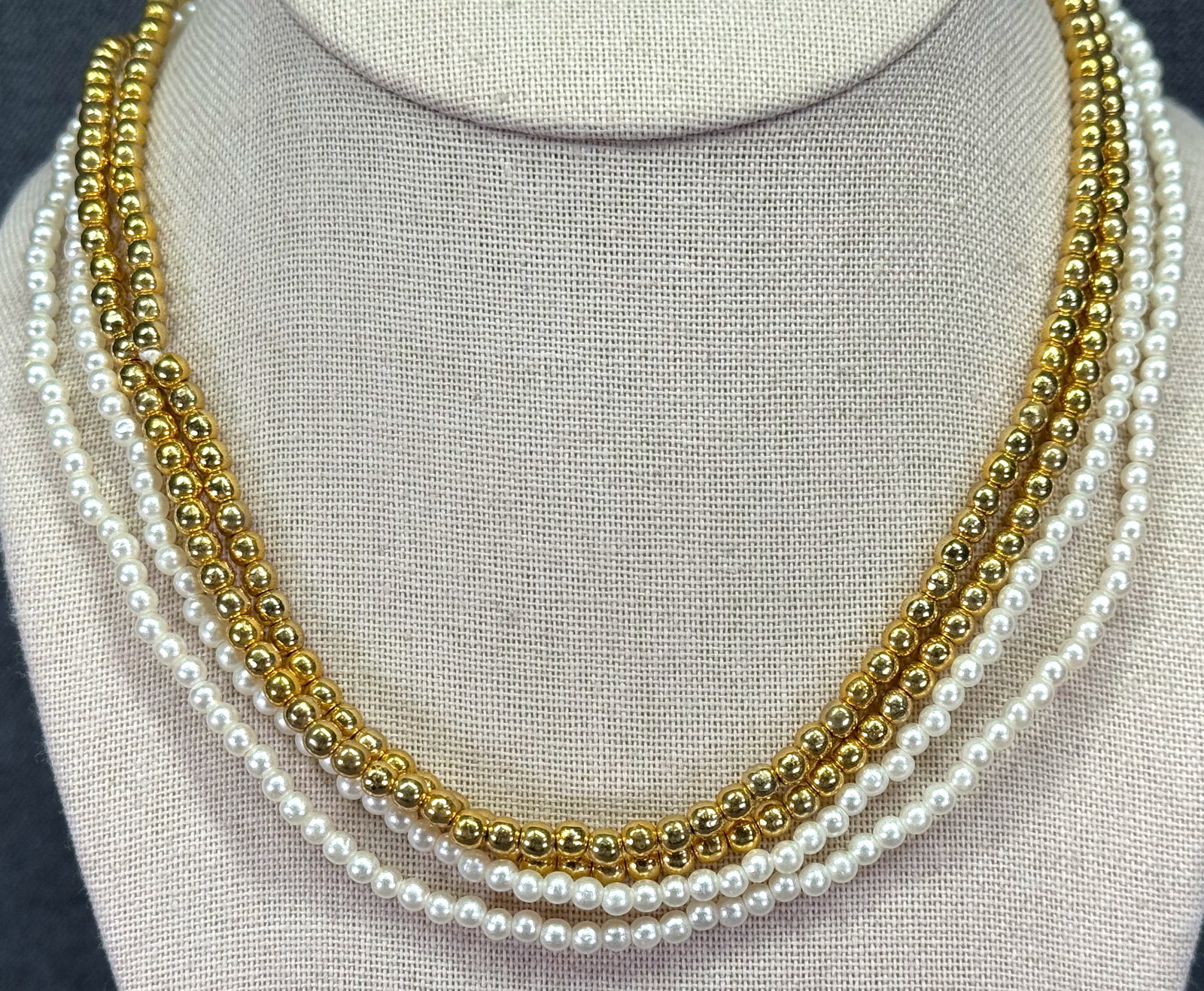 Vintage flapper style pearly & gold-toned beads necklace: Vintage flapper style pearly & gold-toned beads necklace. Unmarked. For measures please refer to the pictures taken with a measuring tape. Weight: 21 Grams. IN HOUSE FLAT SHIPPING & HANDLING COST WITH