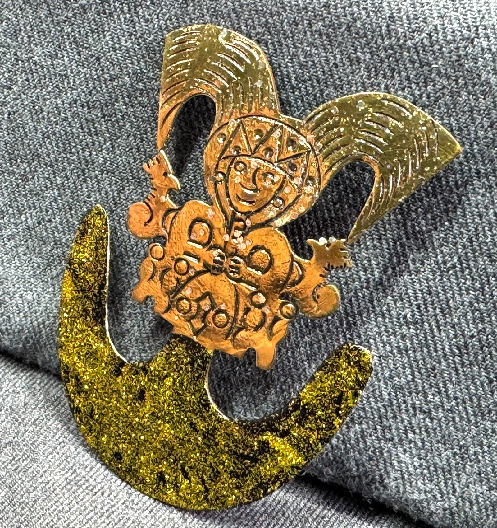 Vintage ethnic style glitter paint bronze large brooch pin: Vintage black plastic hoop dangle stud earrings . Unmarked . For measures please refer to the pictures taken with a measuring tape. Weight: 23 Grams. IN HOUSE FLAT SHIPPING & HANDLING COST WITHIN ALL 