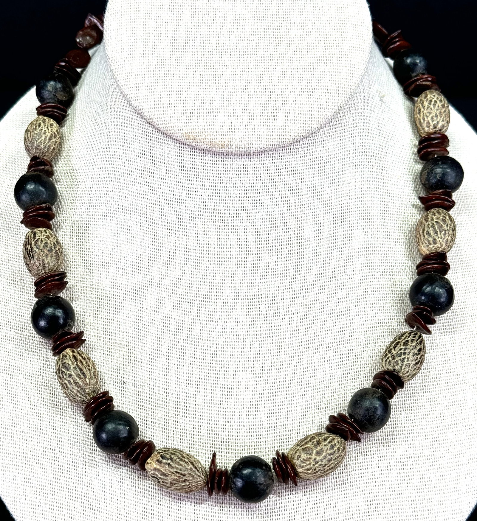 Vintage ethnic seed beads necklace. (1 of 9)
