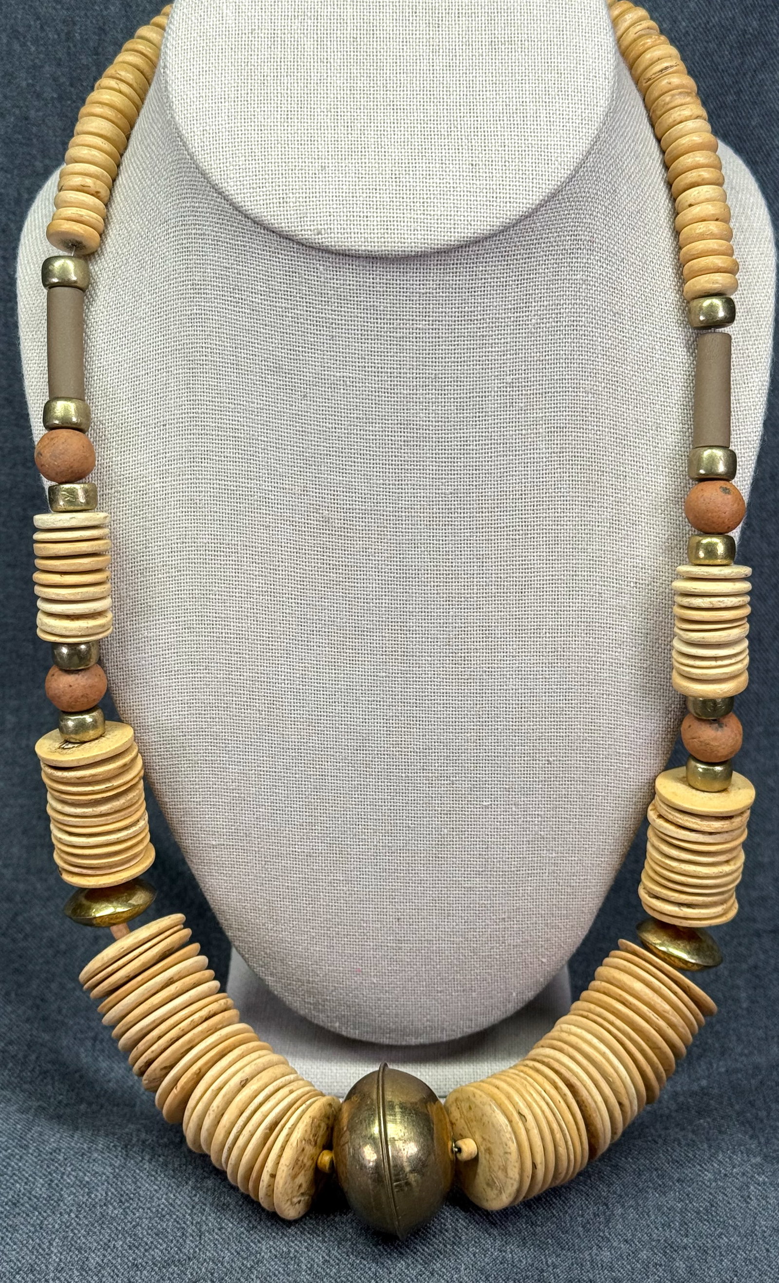 Vintage ethnic style brass & coconut disc statement beaded necklace. *d: Vintage ethnic style brass & coconut disc statement beaded necklace. Unmarked. For measures please refer to the pictures taken with a measuring tape. Weight: 155 Grams. IN HOUSE FLAT SHIPPING & HANDLI