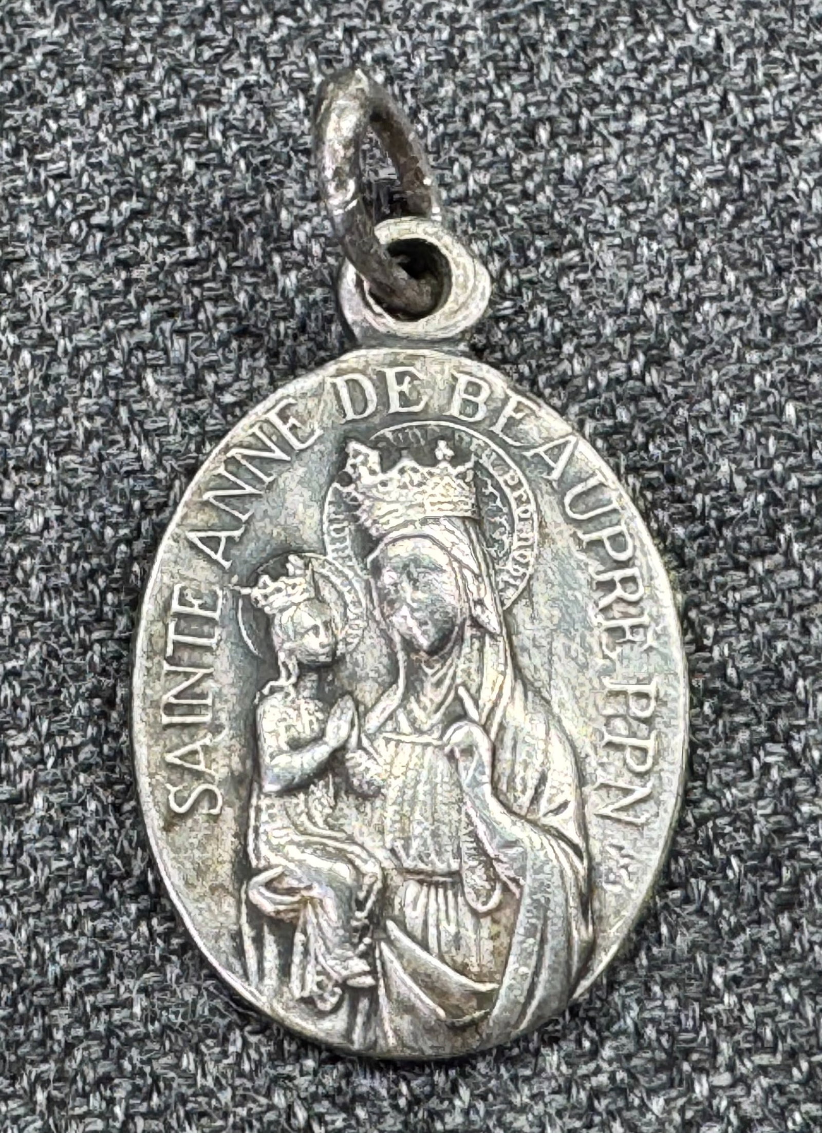 Vintage Sainte Anne de Beaupré sterling silver medal charm . Signed JR: Vintage Sainte Anne de Beaupré sterling silver medal. Signed JR. For measures please refer to the pictures taken with a measuring tape. Weight: 1.40 Grams. IN HOUSE FLAT SHIPPING & HANDLING COST 